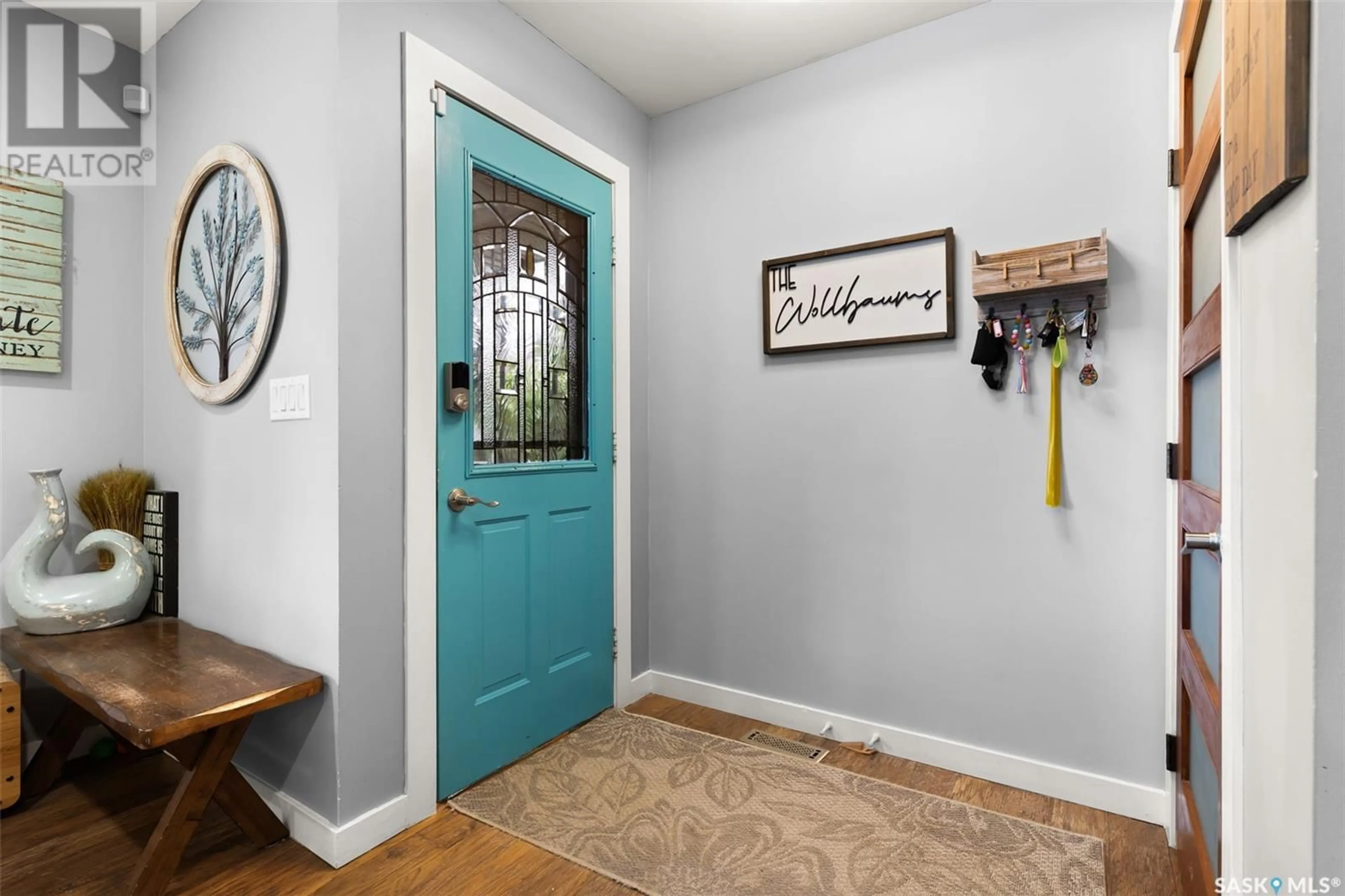 Indoor entryway for 120 CONNAUGHT CRESCENT, Regina Saskatchewan S4T6M9