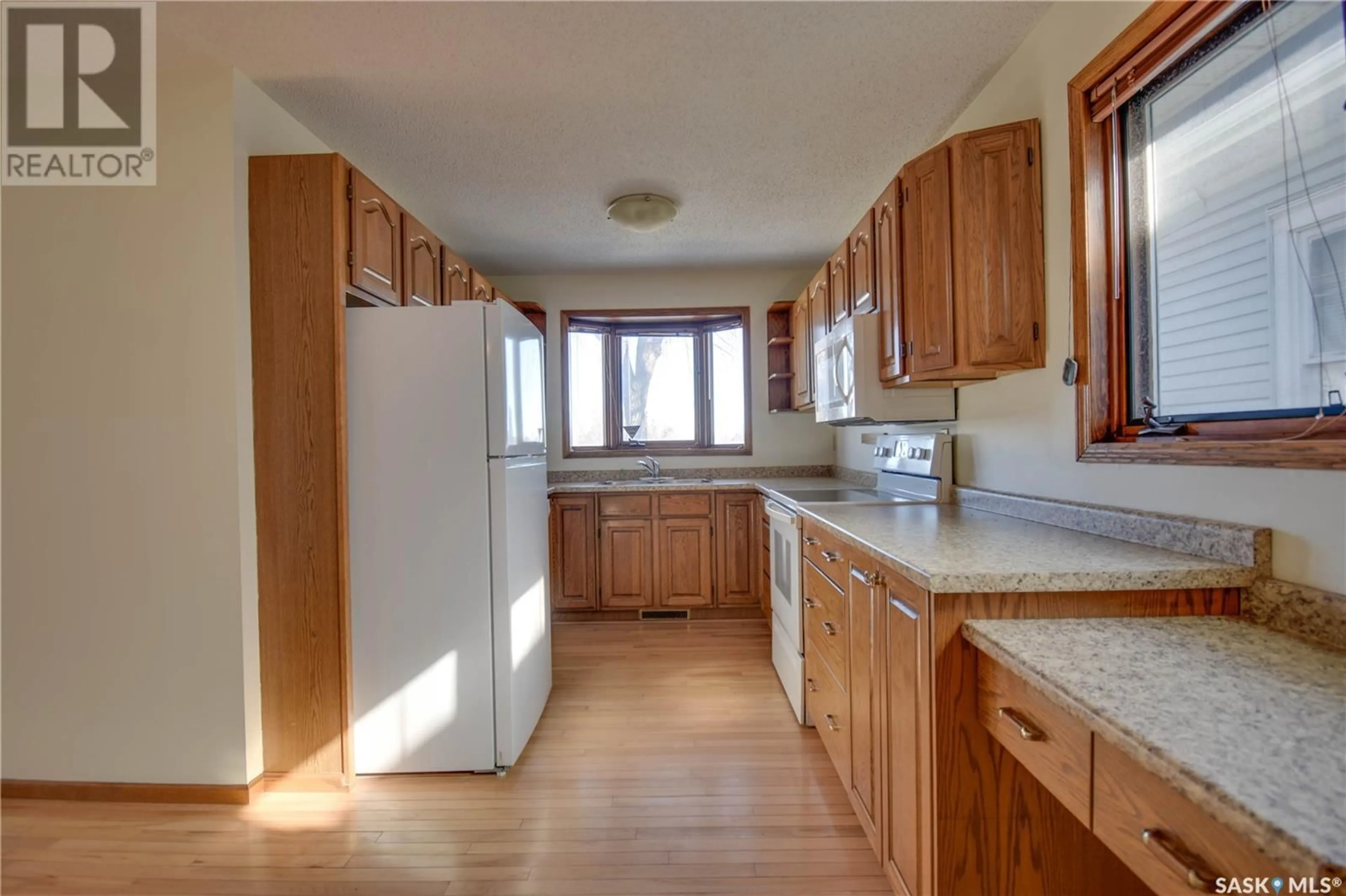 Standard kitchen, unknown for 107 8TH STREET, Saskatoon Saskatchewan S7M0B6