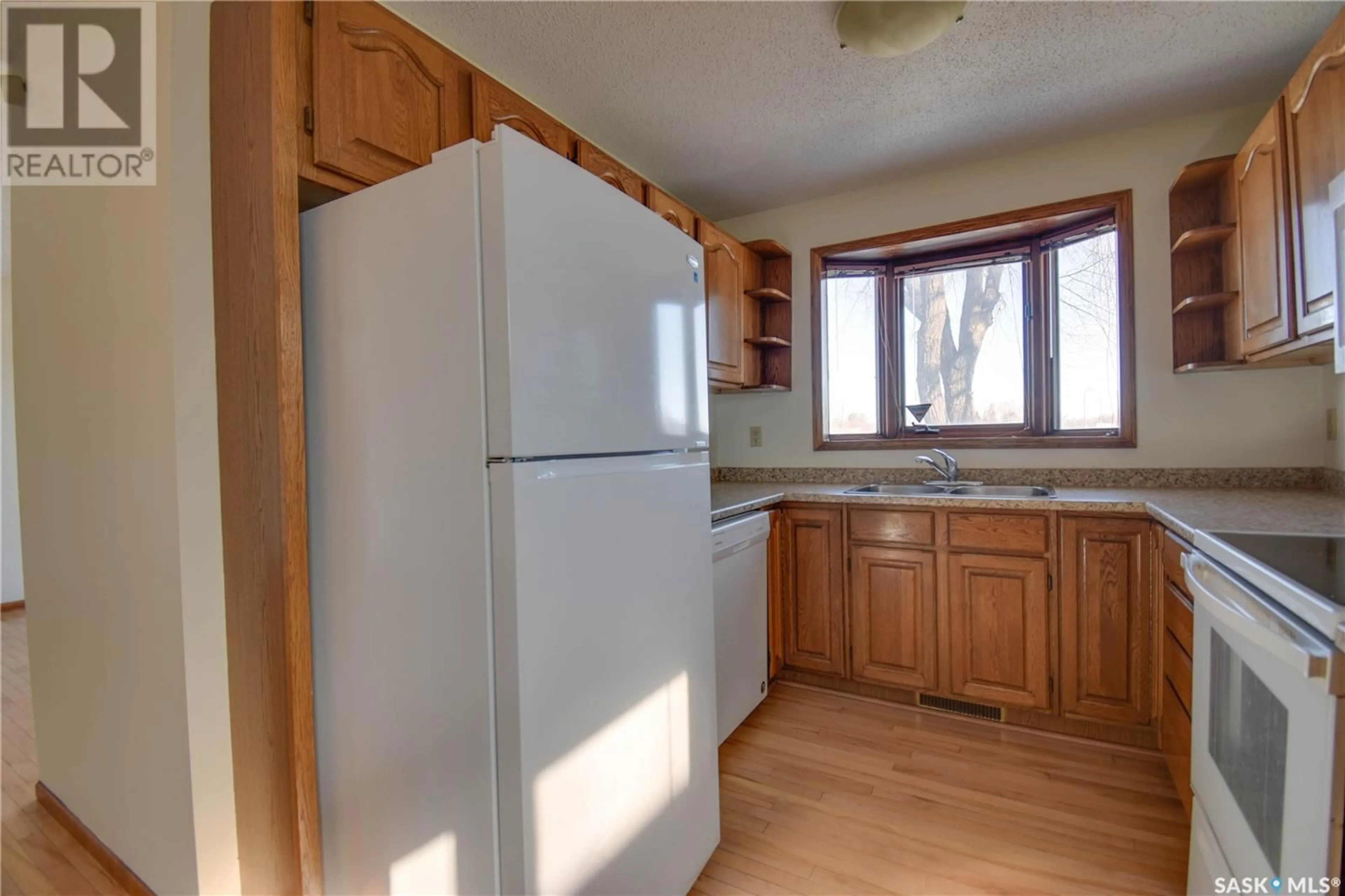 Standard kitchen, unknown for 107 8TH STREET, Saskatoon Saskatchewan S7M0B6