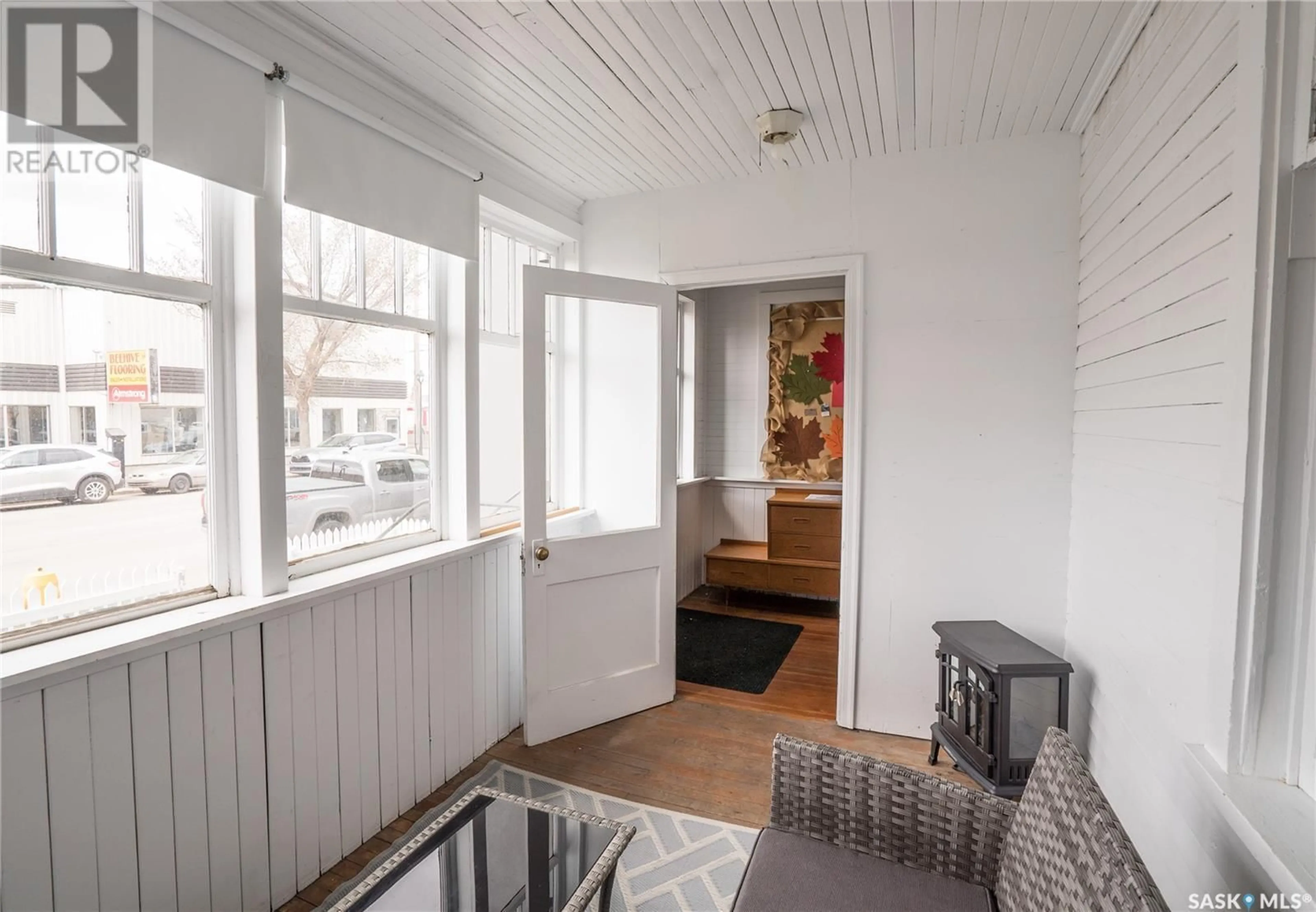 Indoor entryway for 318 C AVENUE, Saskatoon Saskatchewan S7M1N4