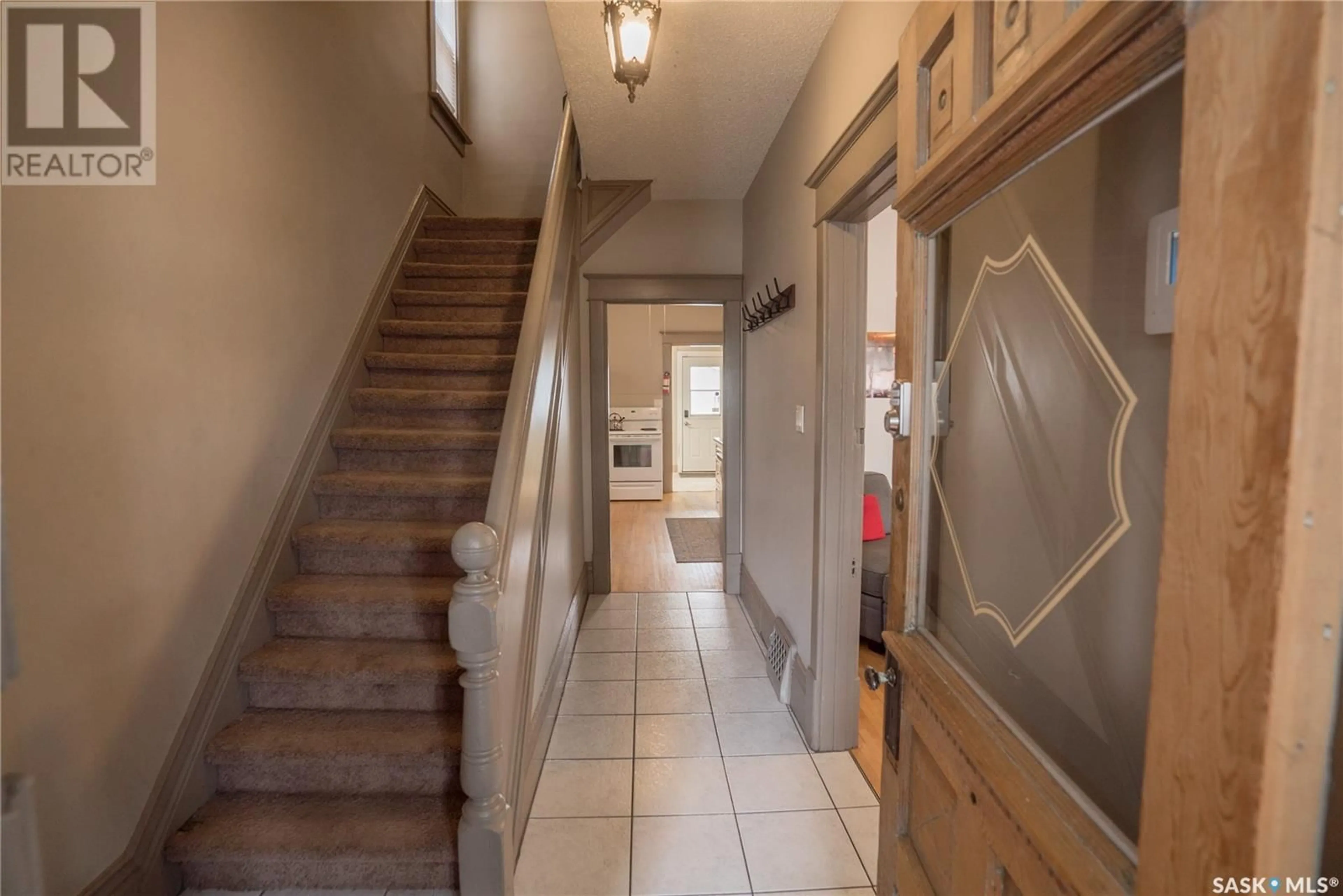 Indoor entryway for 318 C AVENUE, Saskatoon Saskatchewan S7M1N4