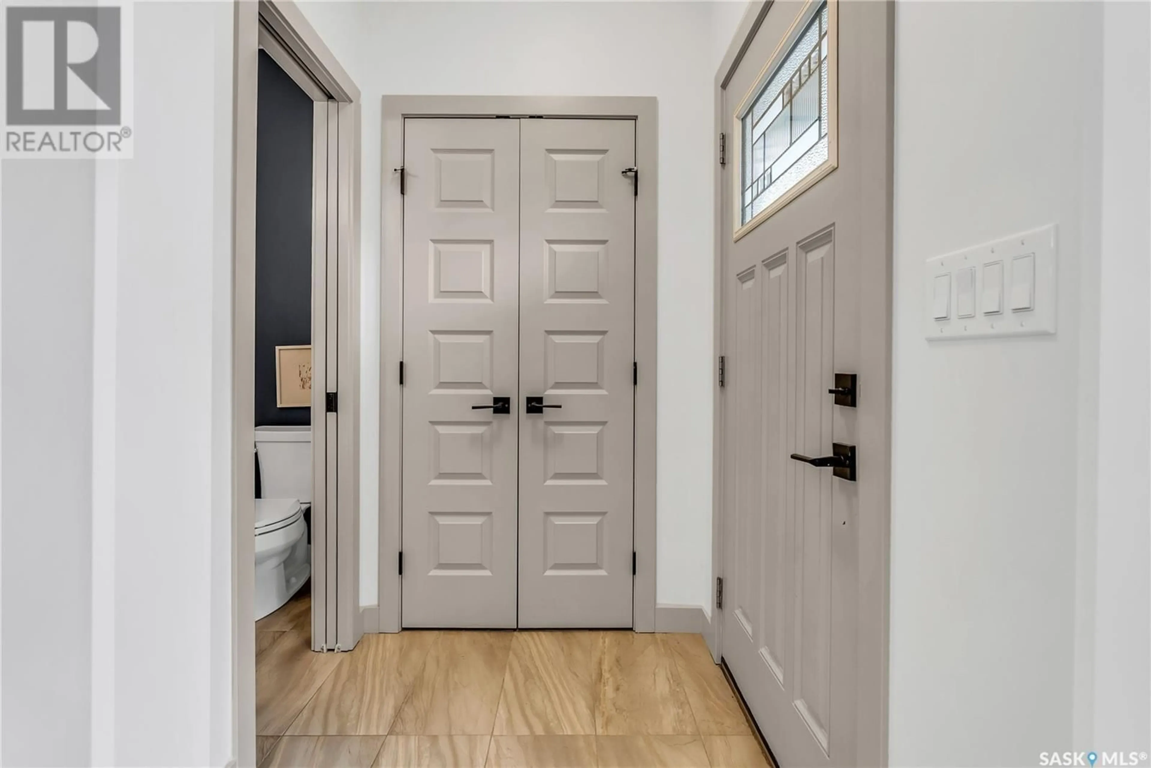 Indoor entryway for 1329 2ND AVENUE, Saskatoon Saskatchewan S7K2E6