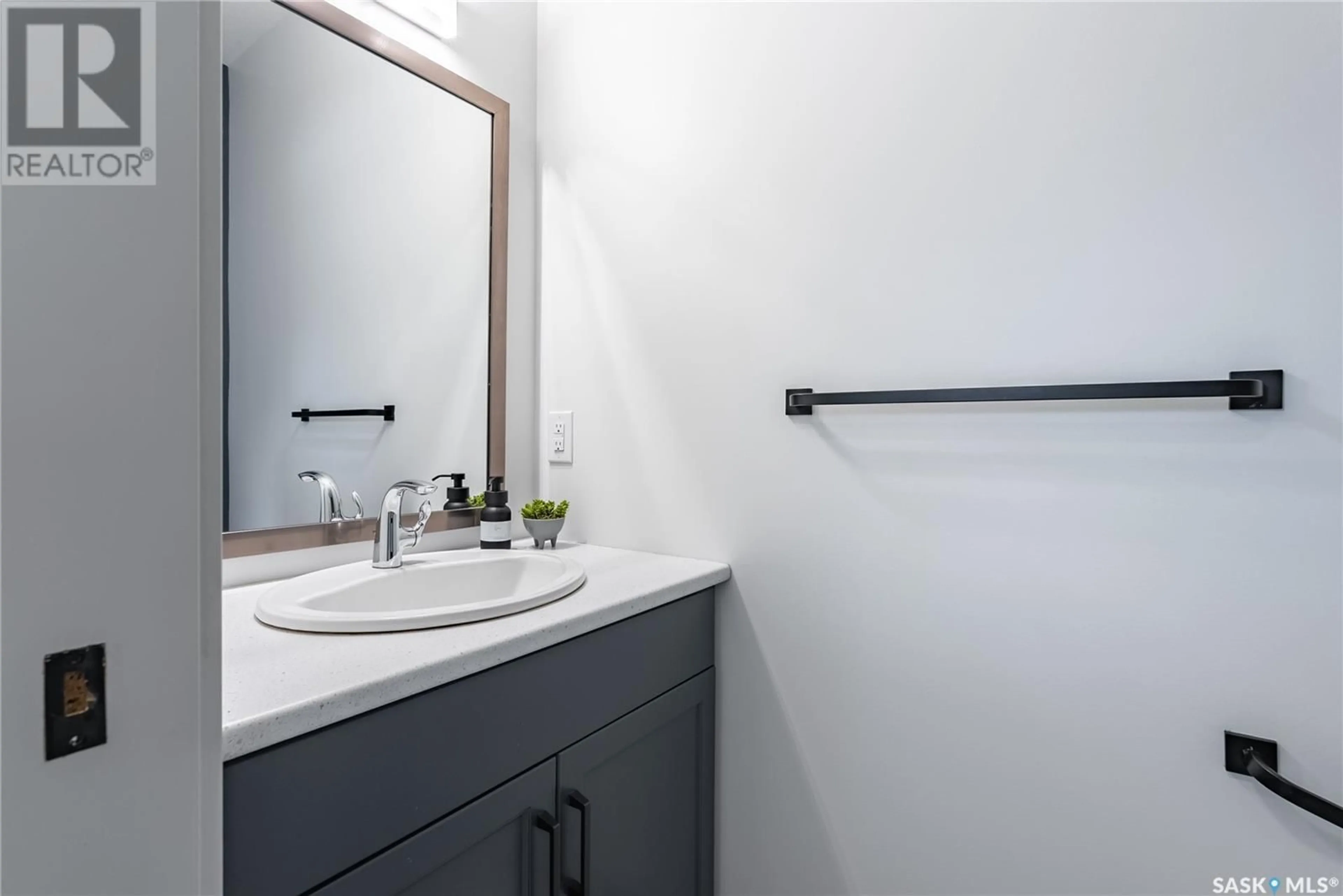 Standard bathroom, unknown for 1329 2ND AVENUE, Saskatoon Saskatchewan S7K2E6