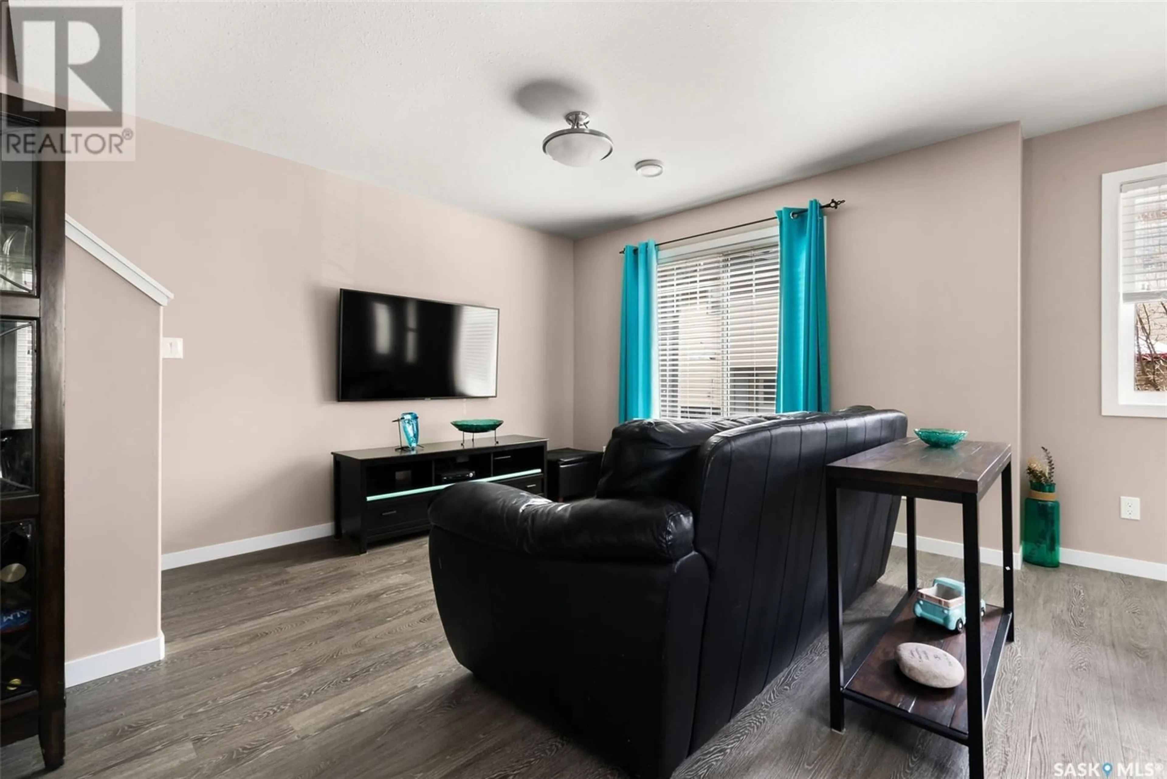 Living room with furniture, wood/laminate floor for 401 - 3440 AVONHURST DRIVE, Regina Saskatchewan S4R2E1