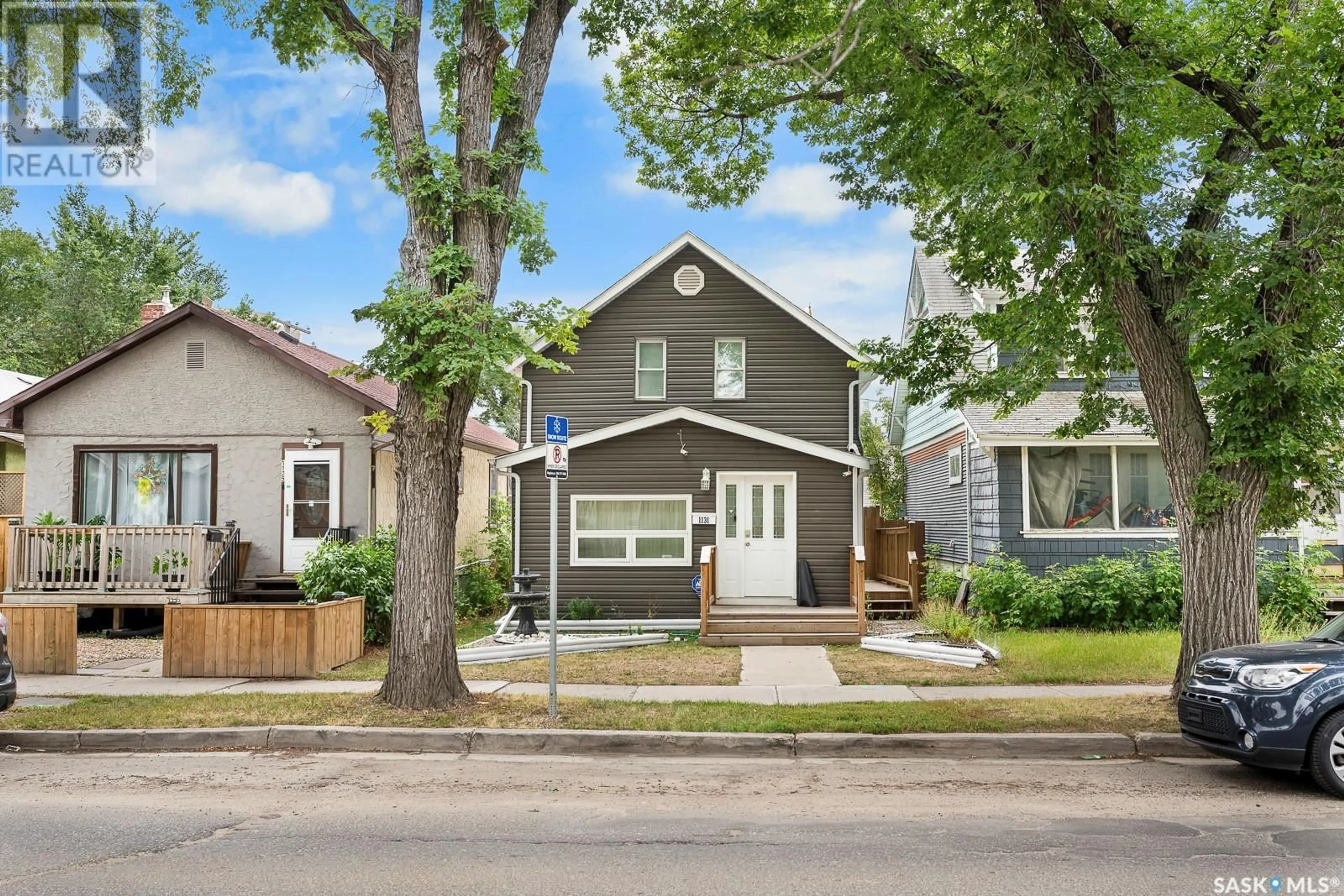 Home with vinyl exterior material, street for 1131 VICTORIA AVENUE, Regina Saskatchewan S4P0N8