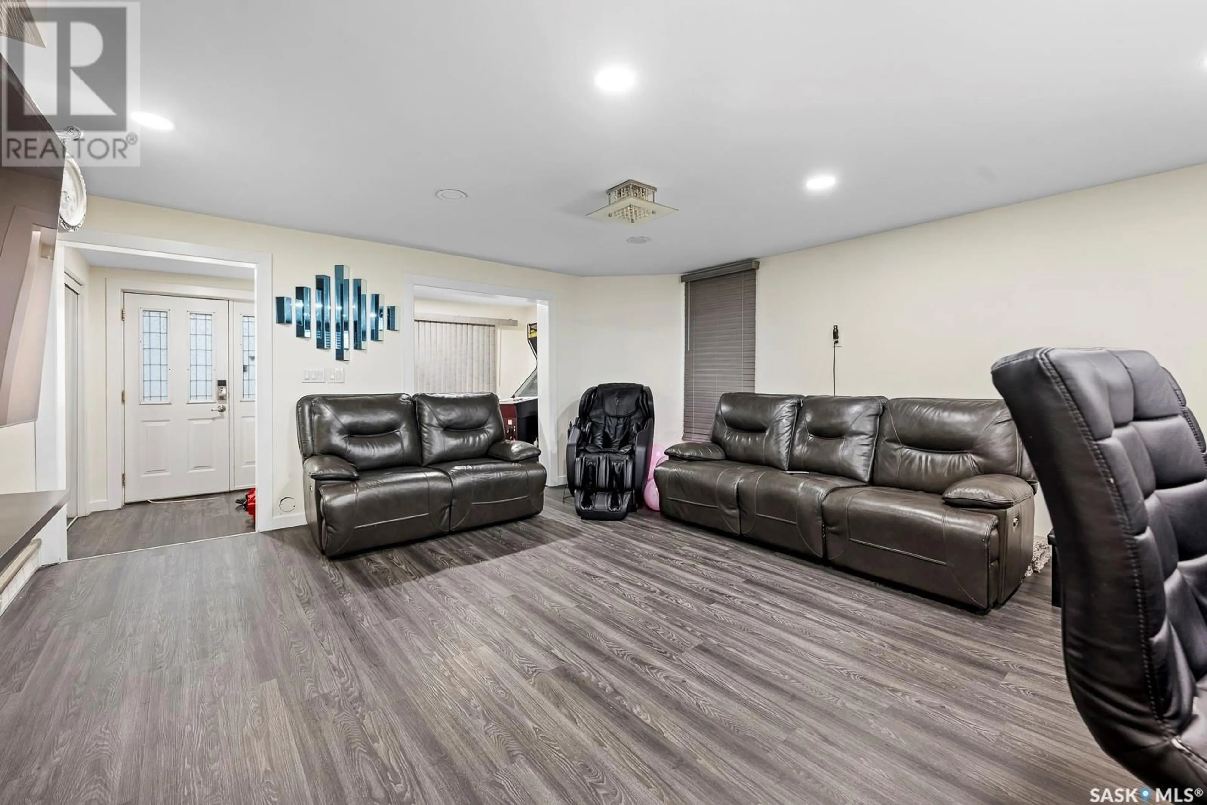 Living room with furniture, unknown for 1131 VICTORIA AVENUE, Regina Saskatchewan S4P0N8