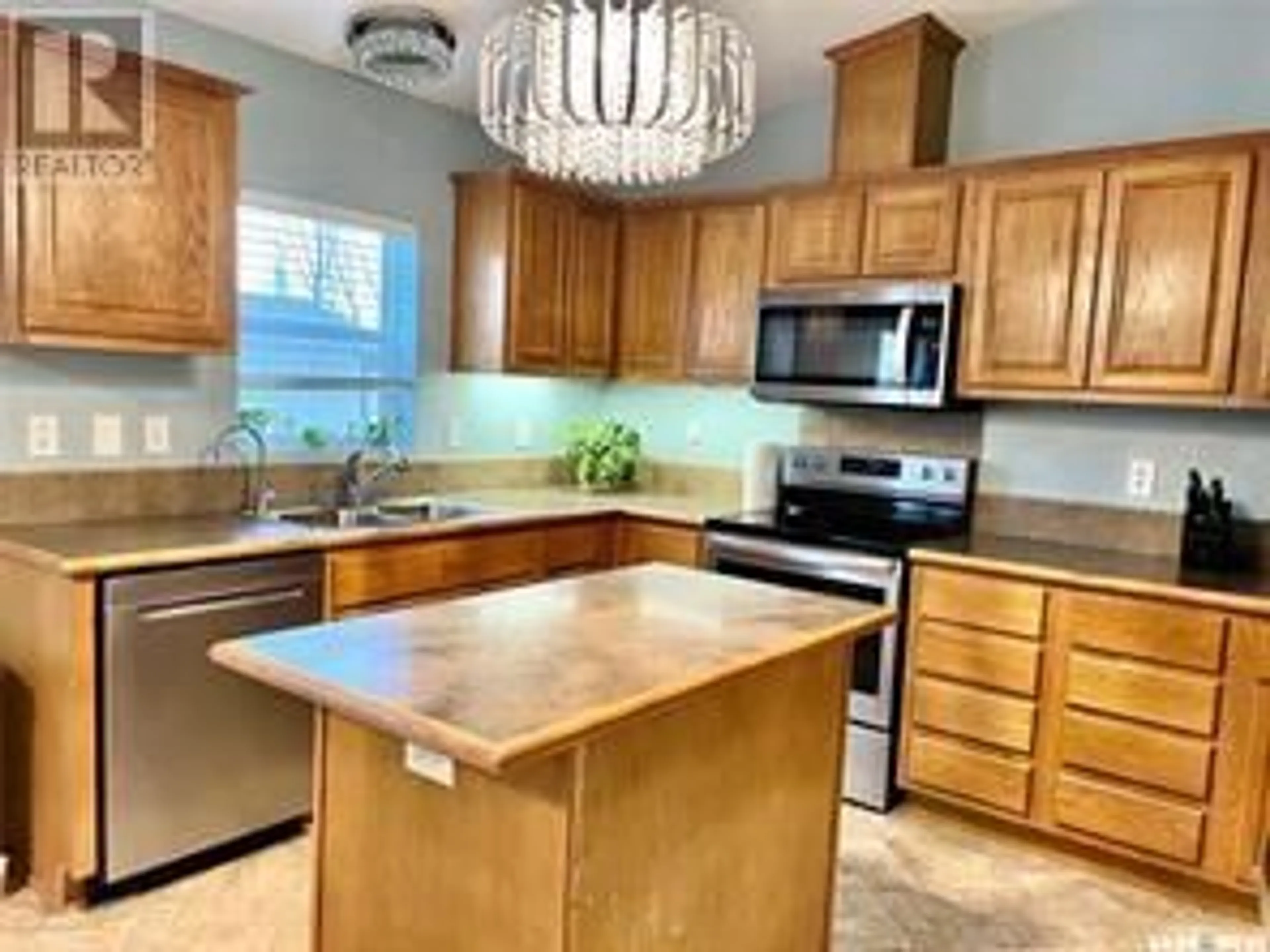 Open concept kitchen, unknown for 90 PRAIRIE SUN COURT, Swift Current Saskatchewan S9H3X6