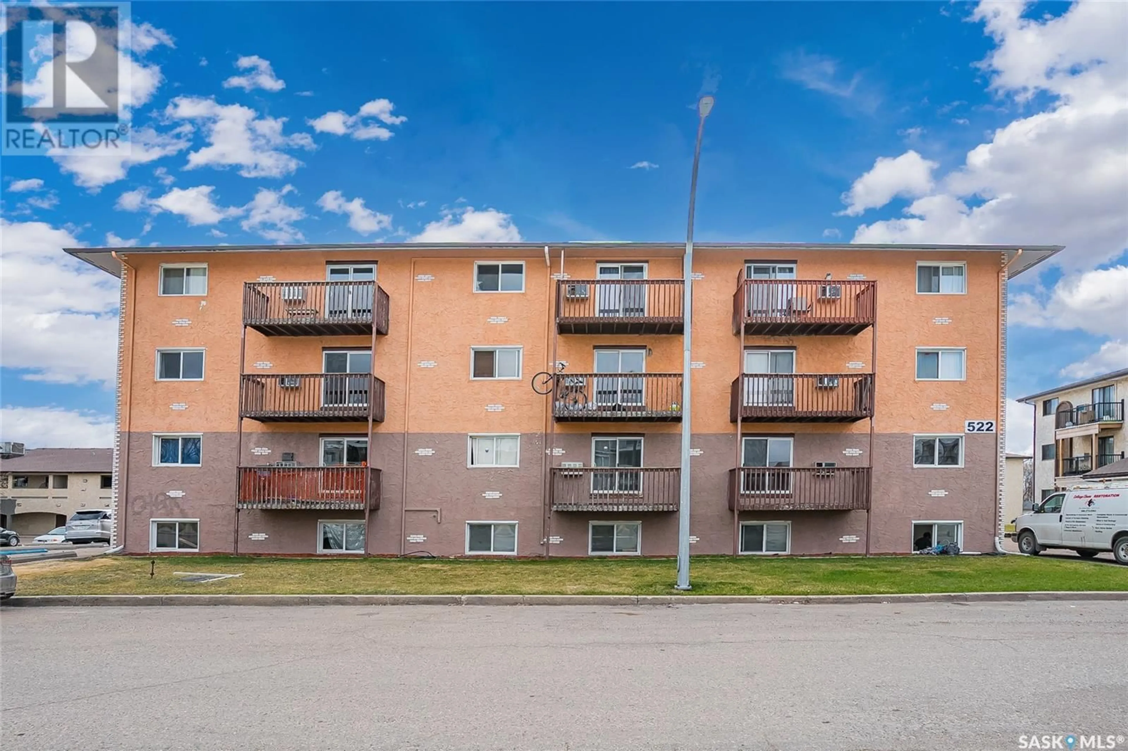 Patio, building for 304 - 522 X AVENUE, Saskatoon Saskatchewan S7M4X9