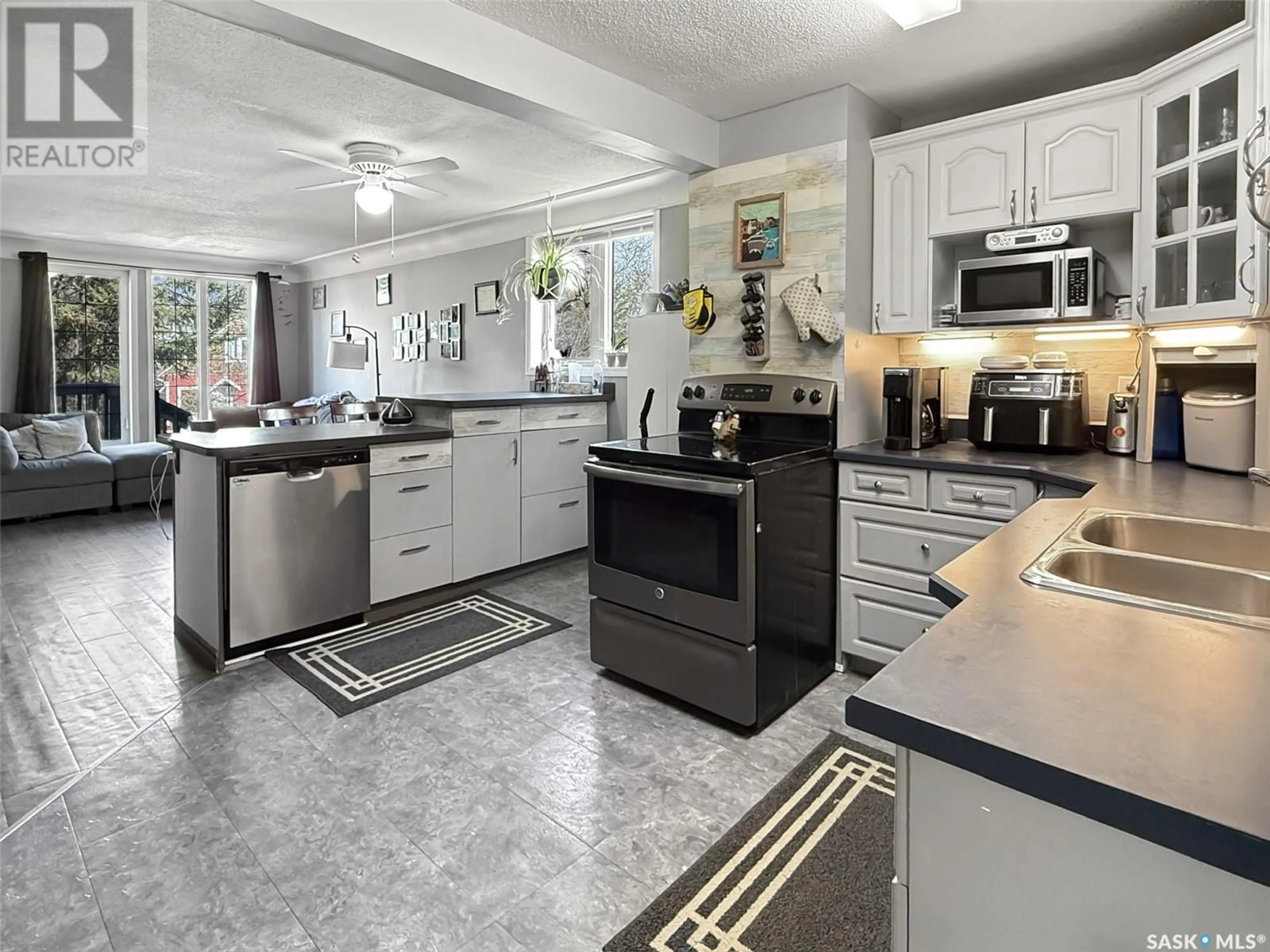 Open concept kitchen, ceramic/tile floor for 520 CENTRAL AVENUE, Swift Current Saskatchewan S9H0L9