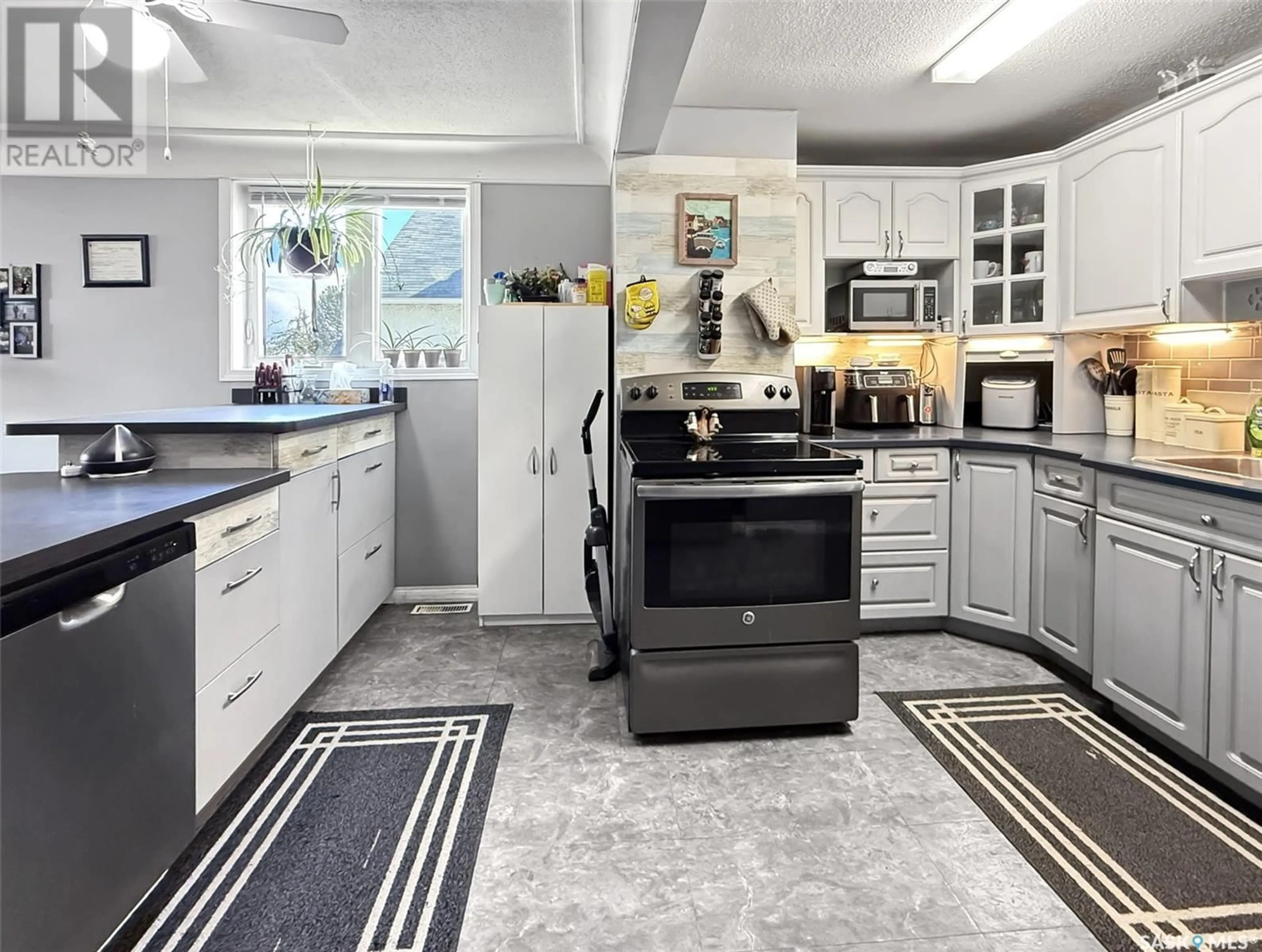 Open concept kitchen, ceramic/tile floor for 520 CENTRAL AVENUE, Swift Current Saskatchewan S9H0L9