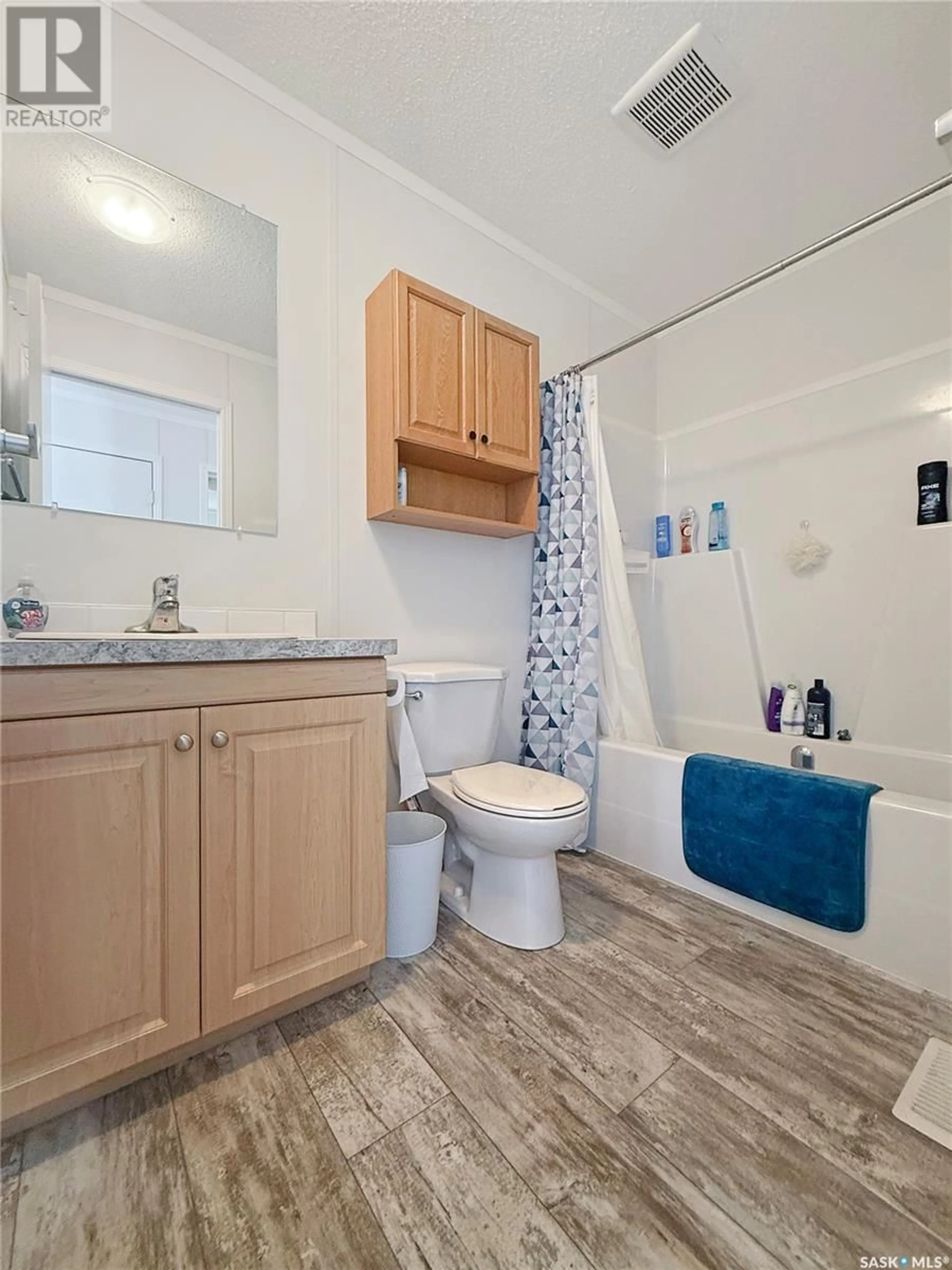 Standard bathroom, ceramic/tile floor for Cabin - WILLOW LANE, Pelican Shores Saskatchewan S0A3L0