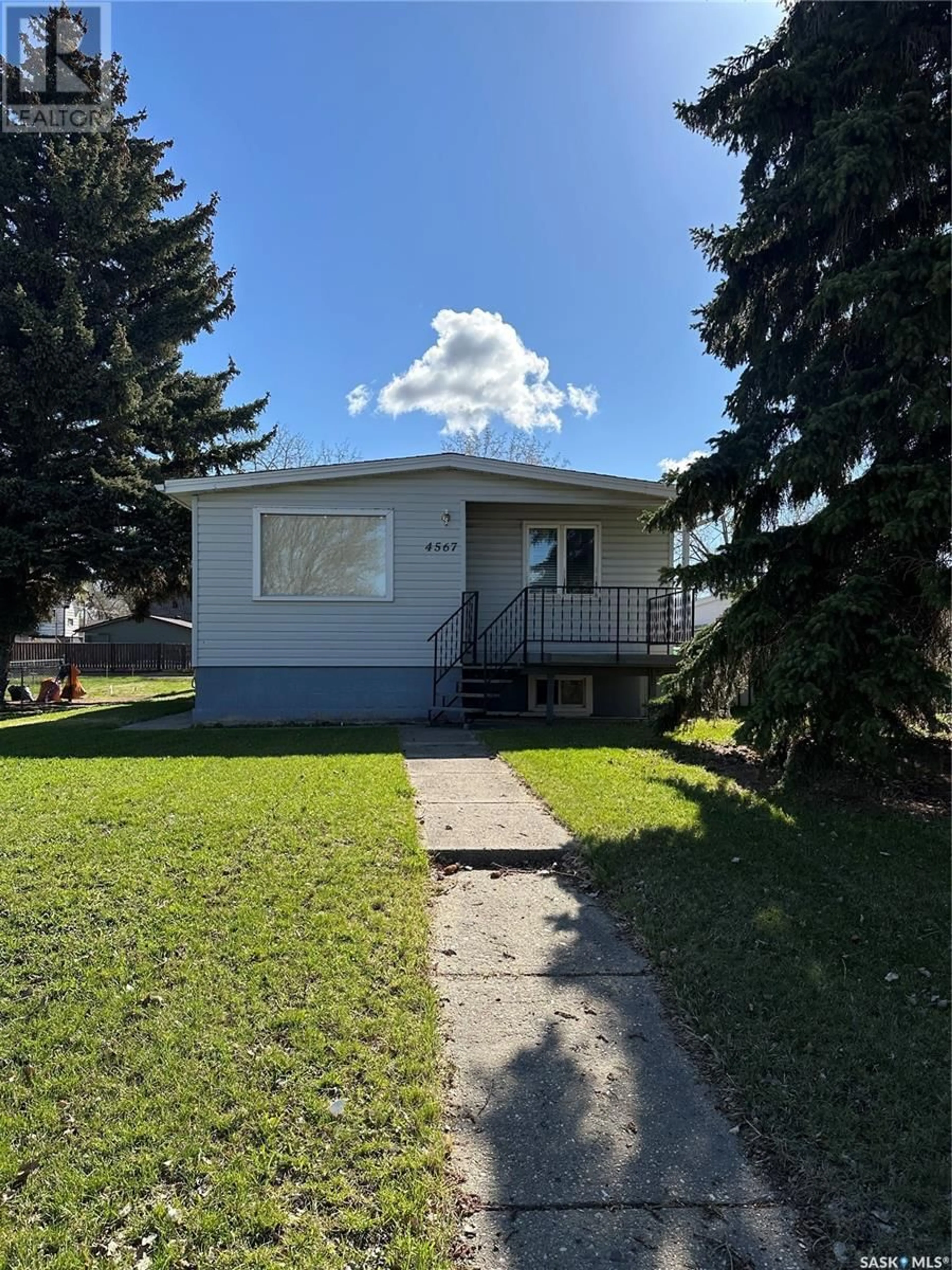 Home with vinyl exterior material, street for 4567 PRICE AVENUE, Gull Lake Saskatchewan S0N1A0