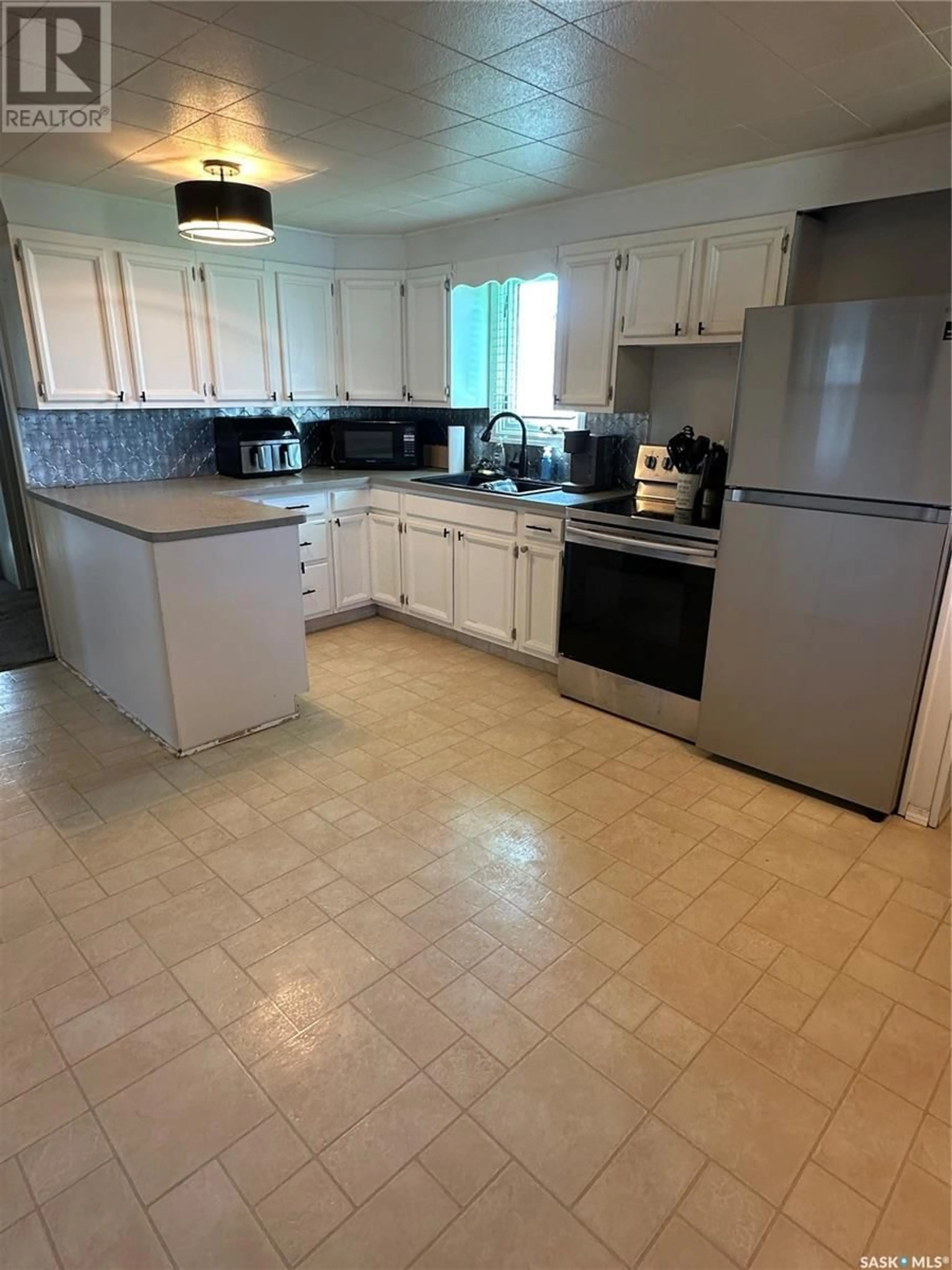 Standard kitchen, ceramic/tile floor for 4567 PRICE AVENUE, Gull Lake Saskatchewan S0N1A0