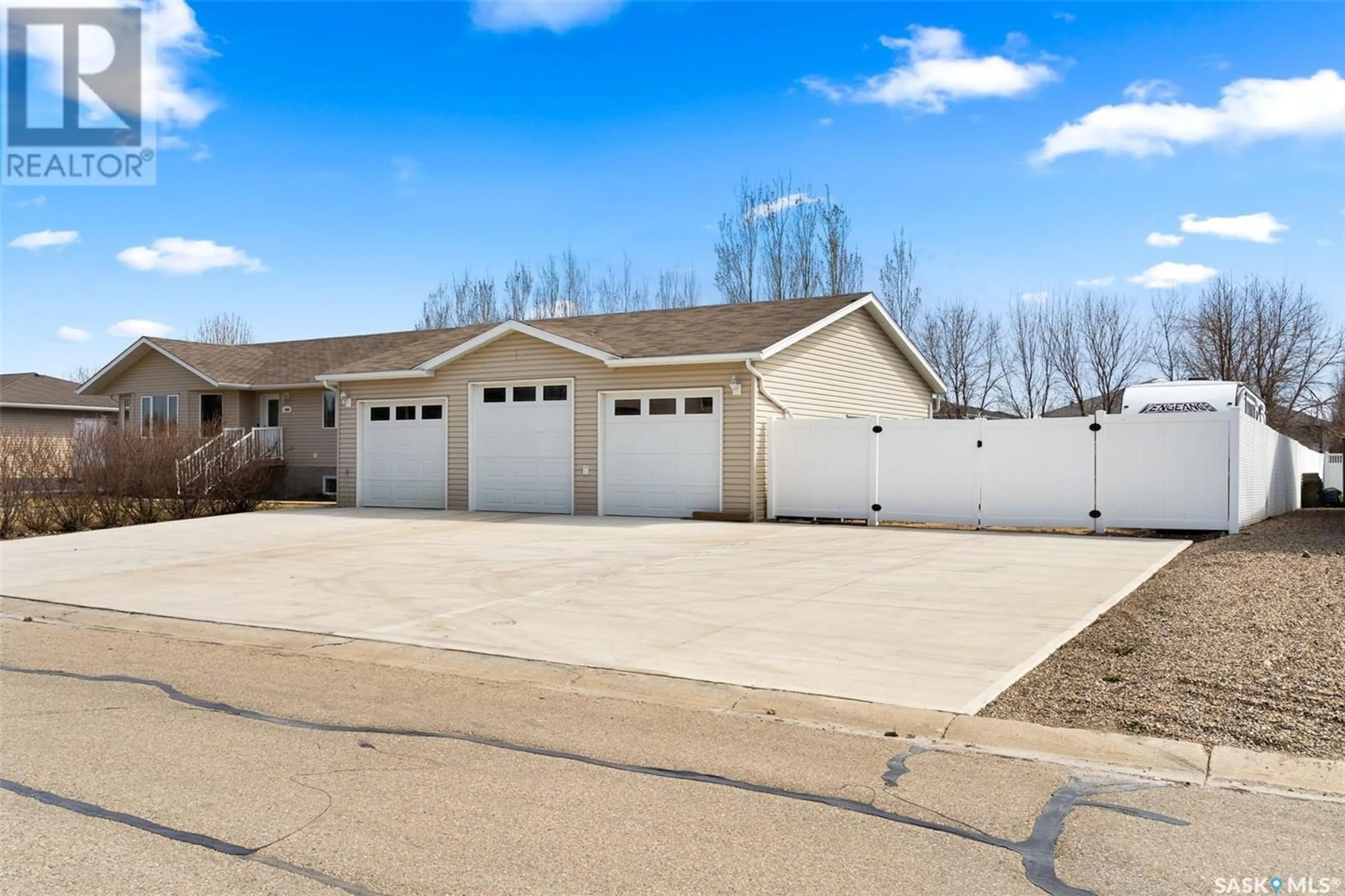 Indoor garage for 1008 DEWDNEY STREET, Indian Head Saskatchewan S0G2K0