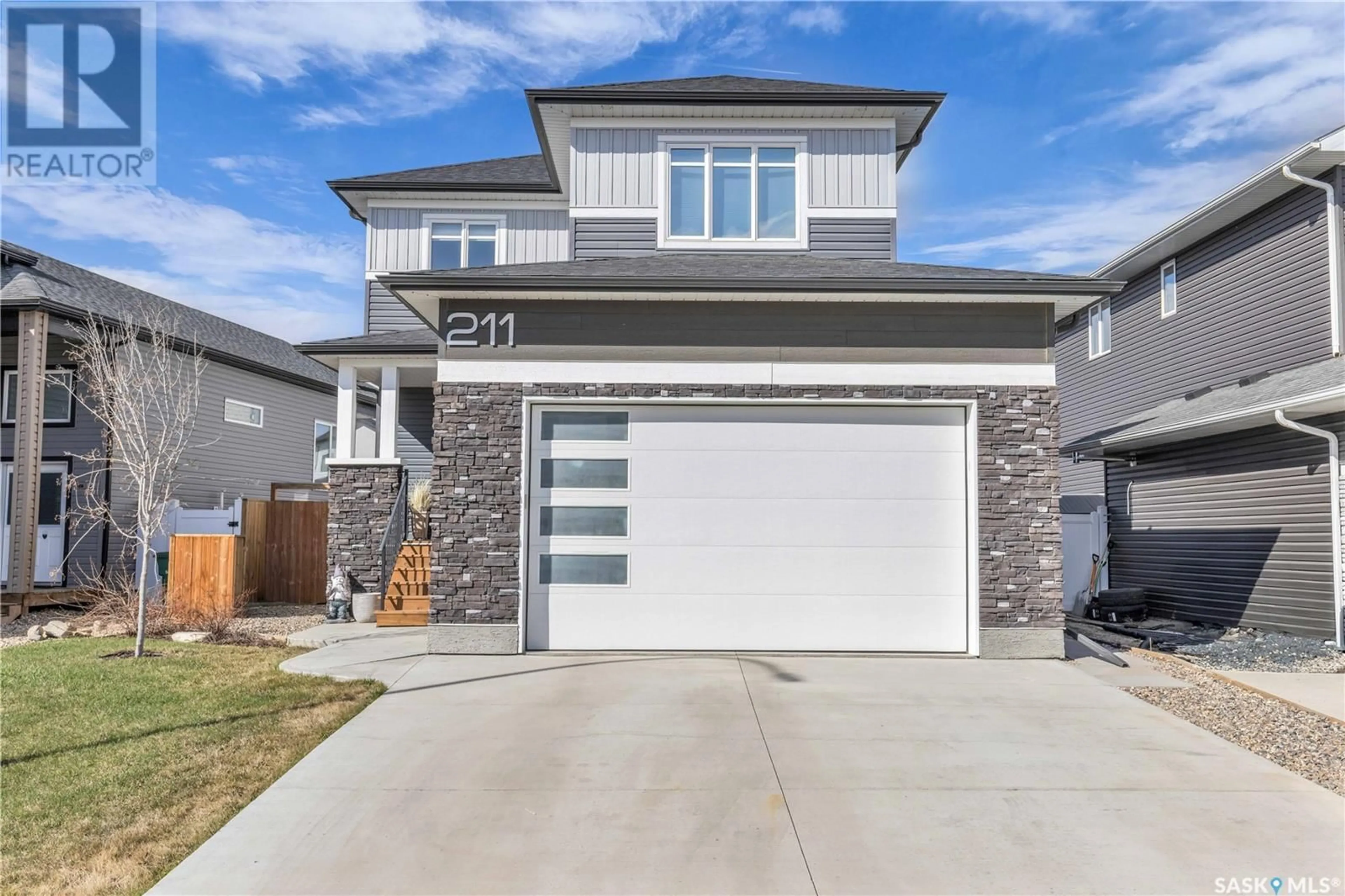 Home with vinyl exterior material, street for 211 KENASCHUK UNION, Saskatoon Saskatchewan S7W0Y3