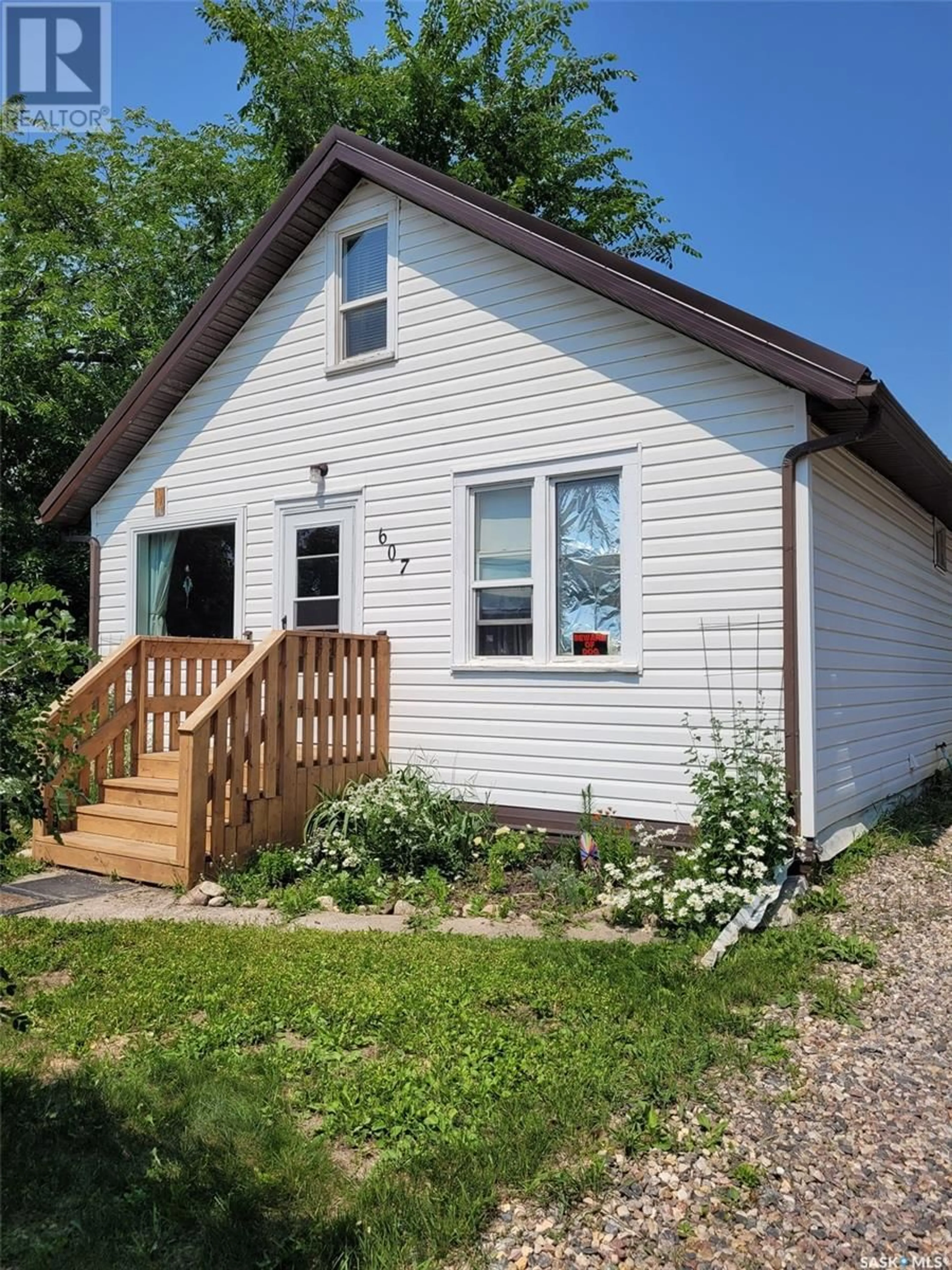 Home with vinyl exterior material, street for 607 4TH AVENUE, Meadow Lake Saskatchewan S9X1A6