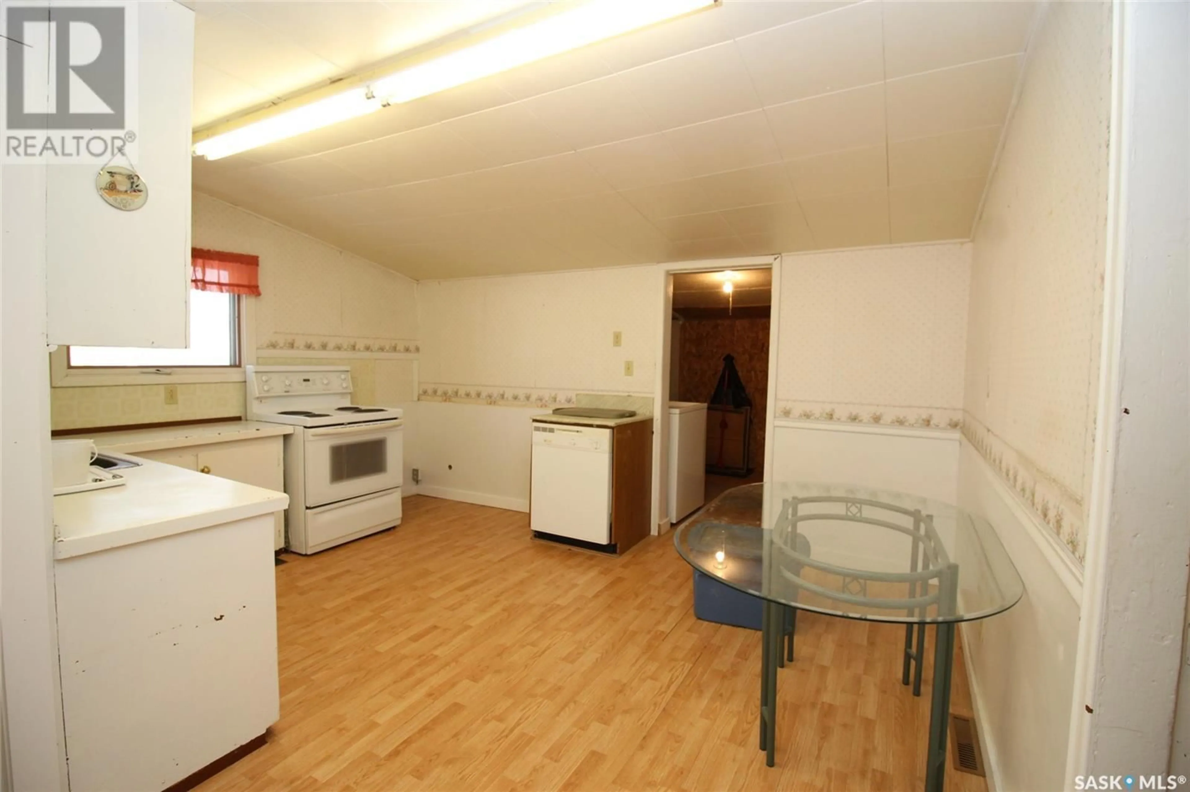 Standard kitchen, unknown for 389 6TH AVENUE, Shaunavon Saskatchewan S0N2M0