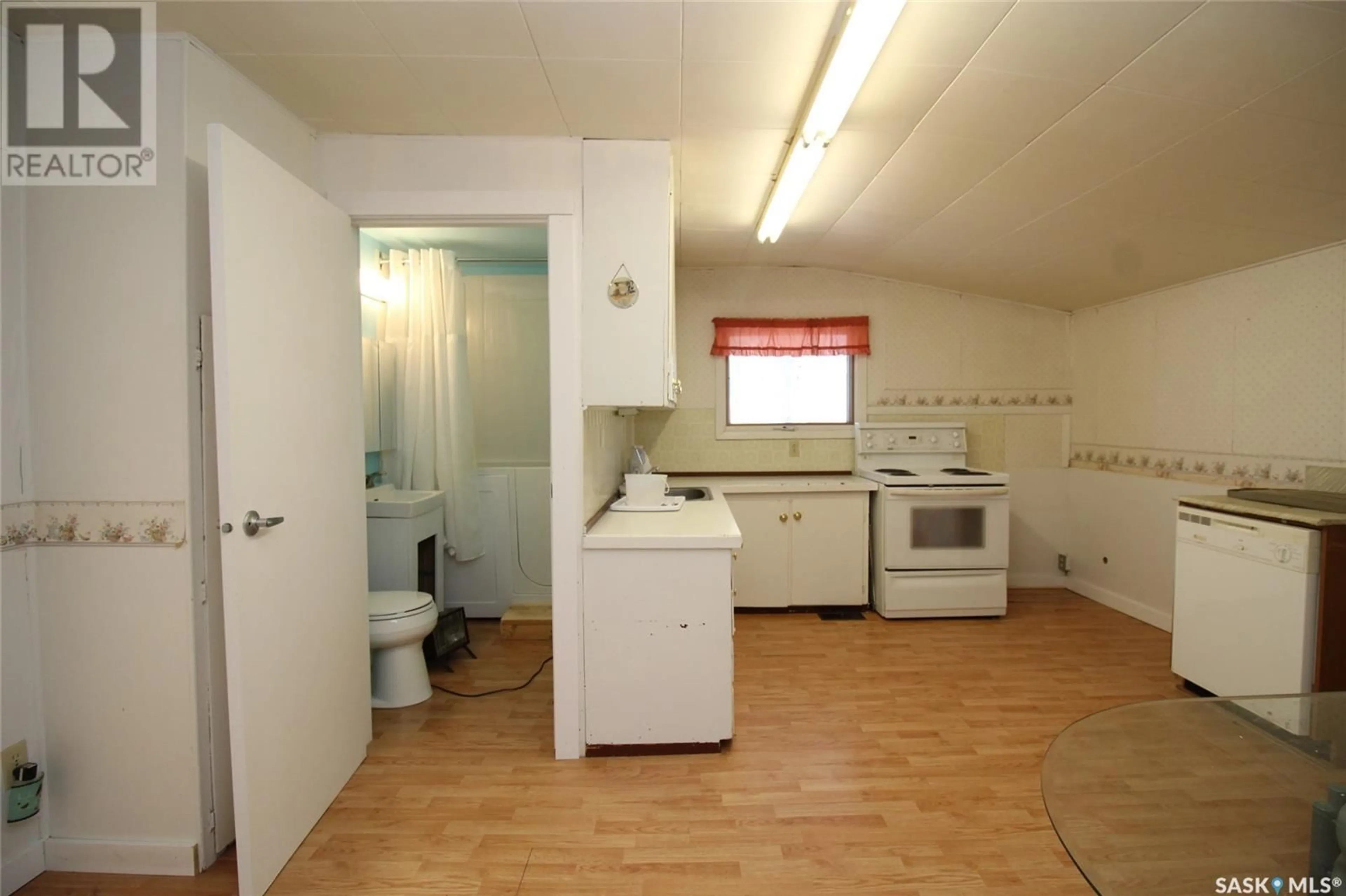 Standard kitchen, unknown for 389 6TH AVENUE, Shaunavon Saskatchewan S0N2M0