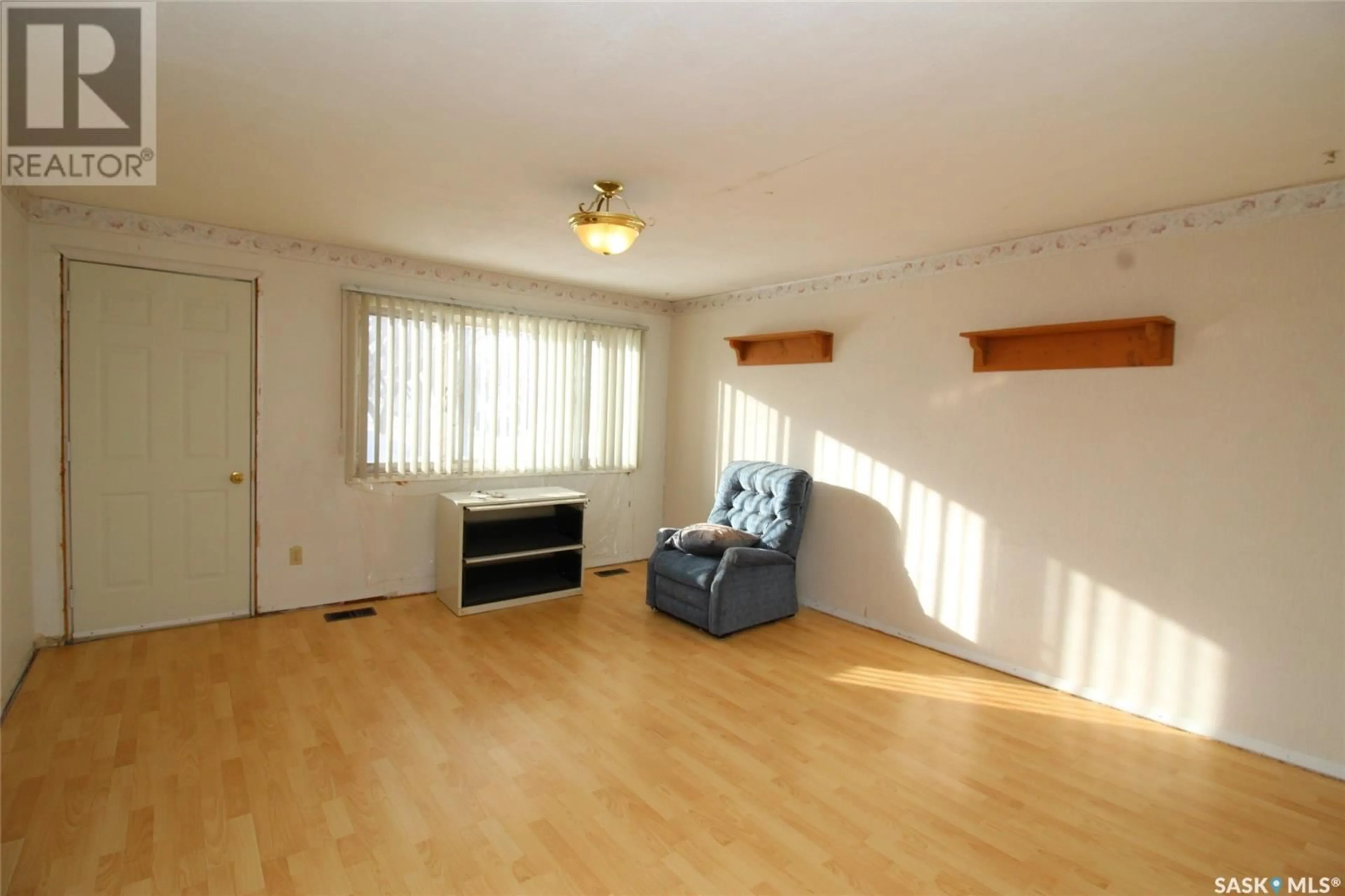 Living room with furniture, wood/laminate floor for 389 6TH AVENUE, Shaunavon Saskatchewan S0N2M0