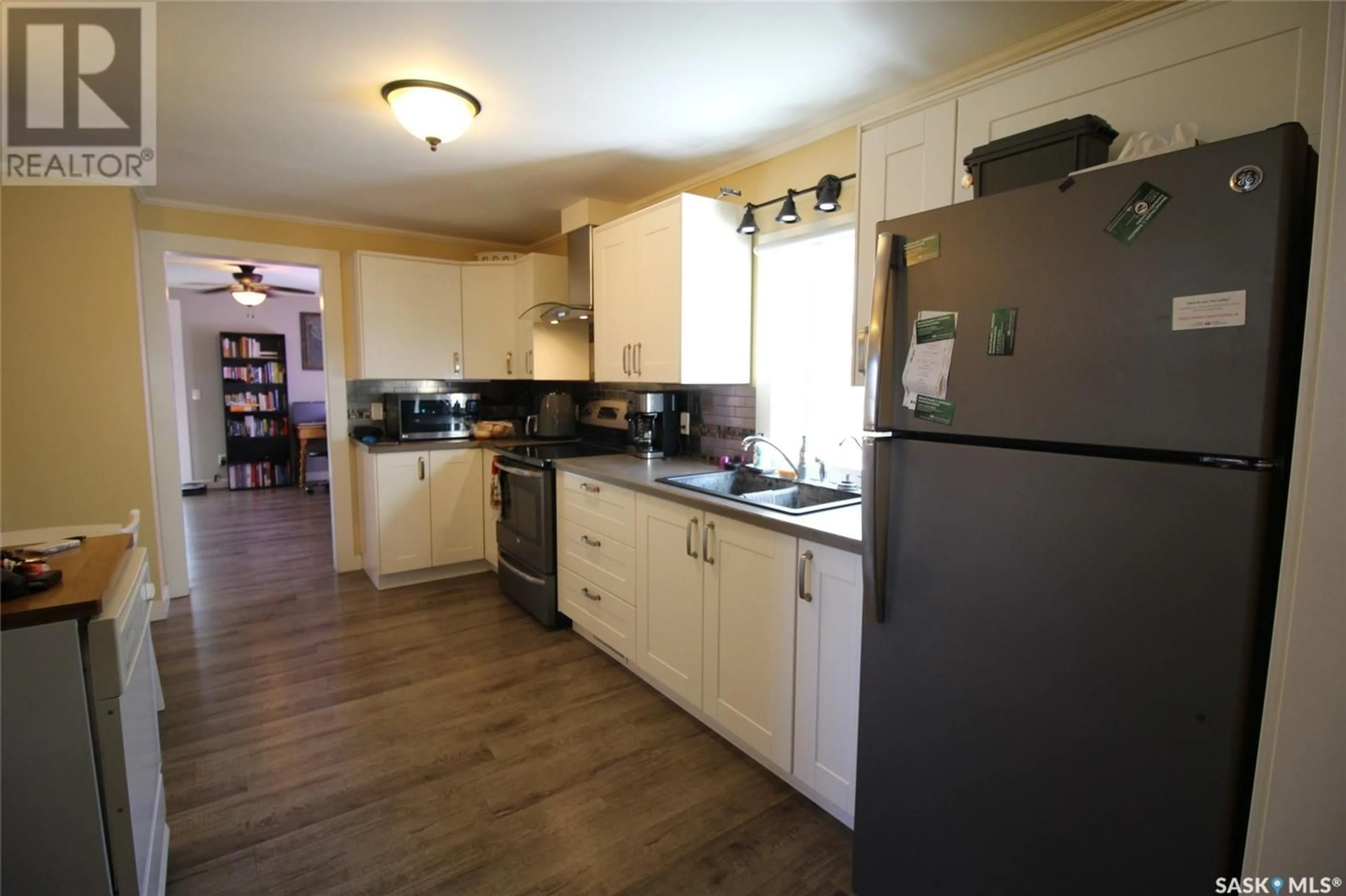 Standard kitchen, unknown for 387 3RD AVENUE, Shaunavon Saskatchewan S0N2M0