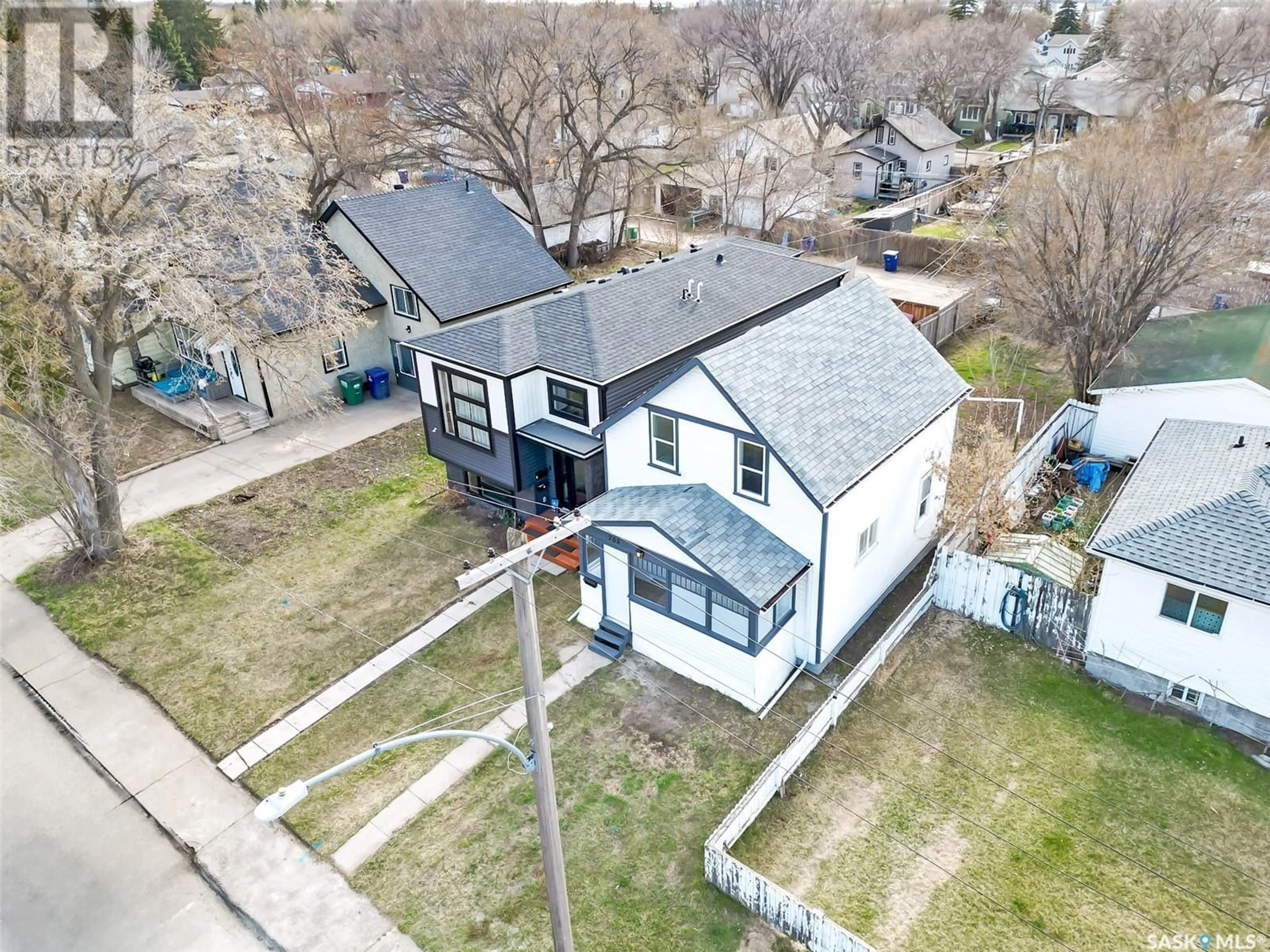 A pic from outside/outdoor area/front of a property/back of a property/a pic from drone, street for 705 L AVENUE, Saskatoon Saskatchewan S7M2H8