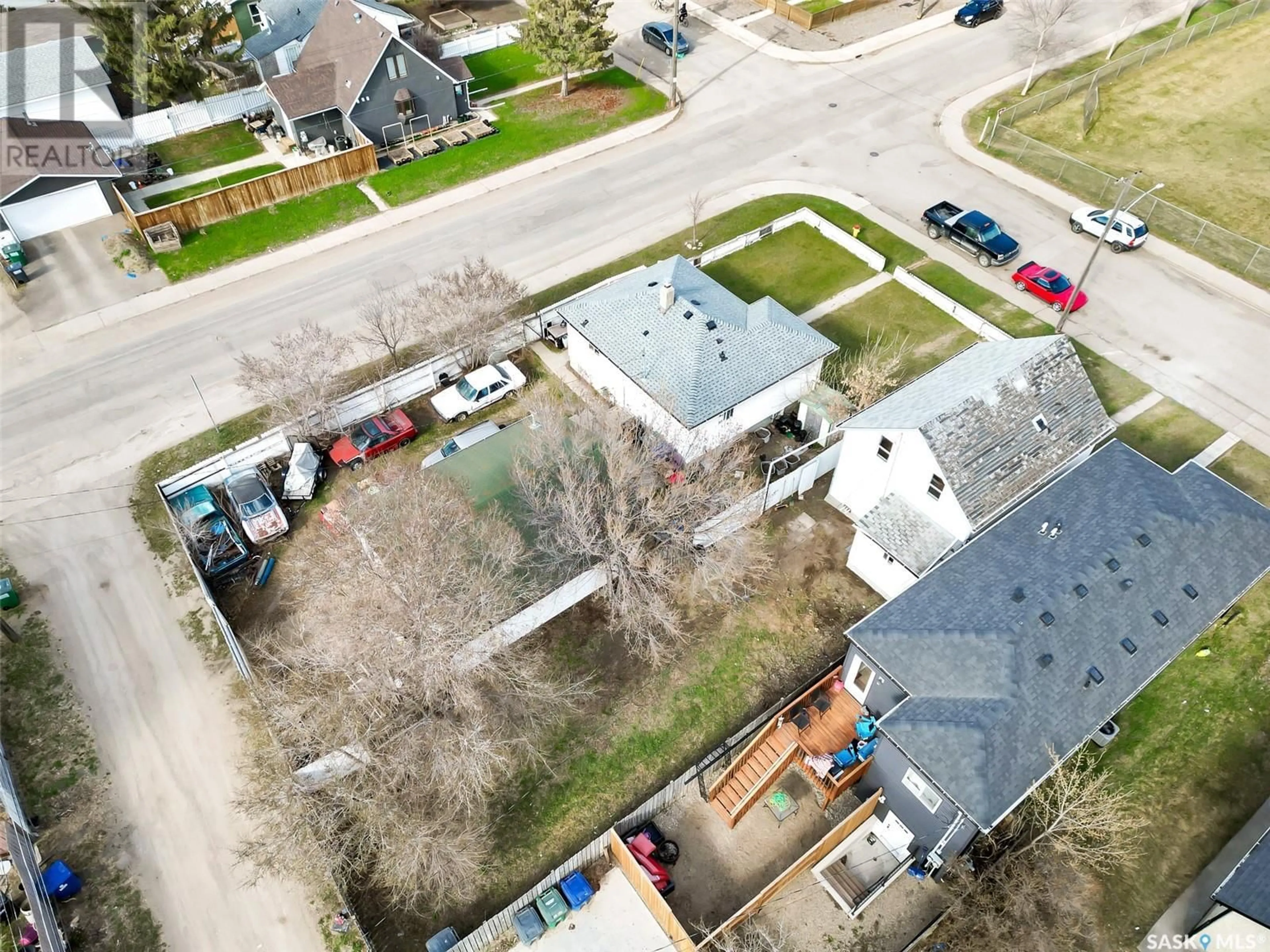 A pic from outside/outdoor area/front of a property/back of a property/a pic from drone, street for 705 L AVENUE, Saskatoon Saskatchewan S7M2H8