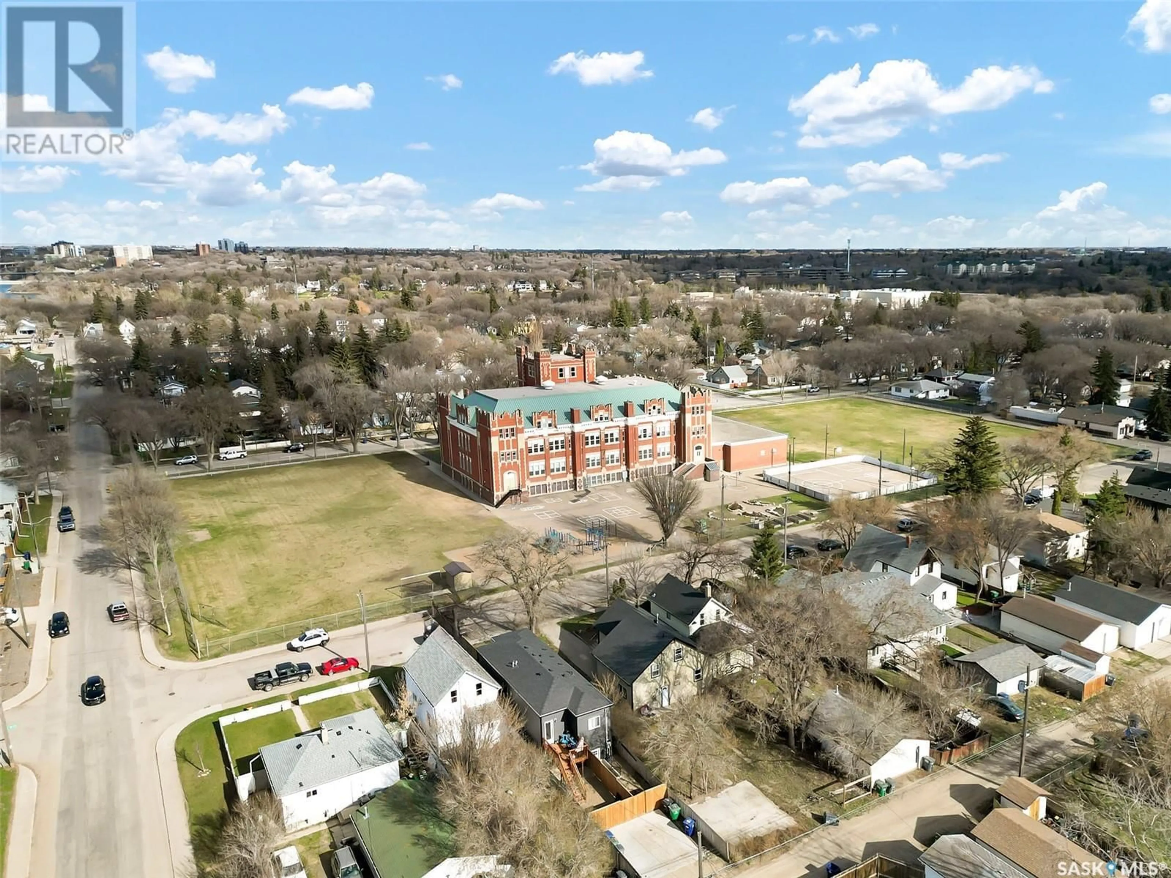A pic from outside/outdoor area/front of a property/back of a property/a pic from drone, building for 705 L AVENUE, Saskatoon Saskatchewan S7M2H8