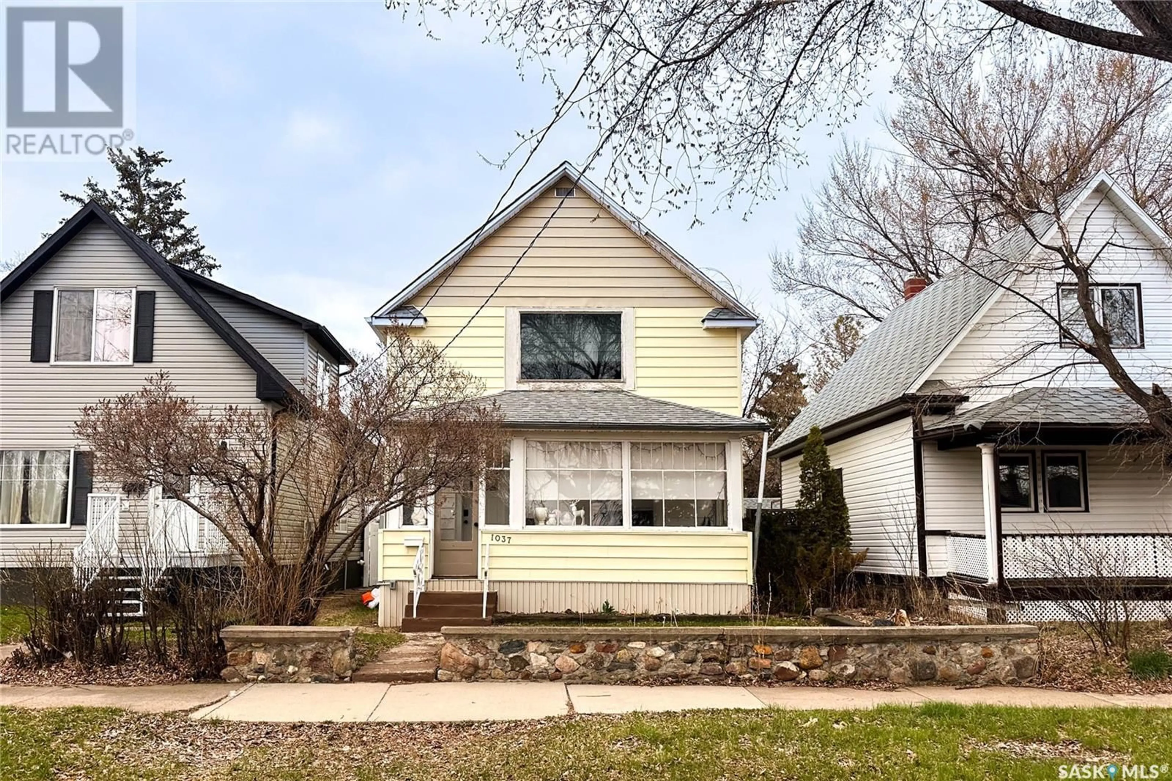Home with vinyl exterior material, street for 1037 3RD AVENUE, Moose Jaw Saskatchewan S6H1E6