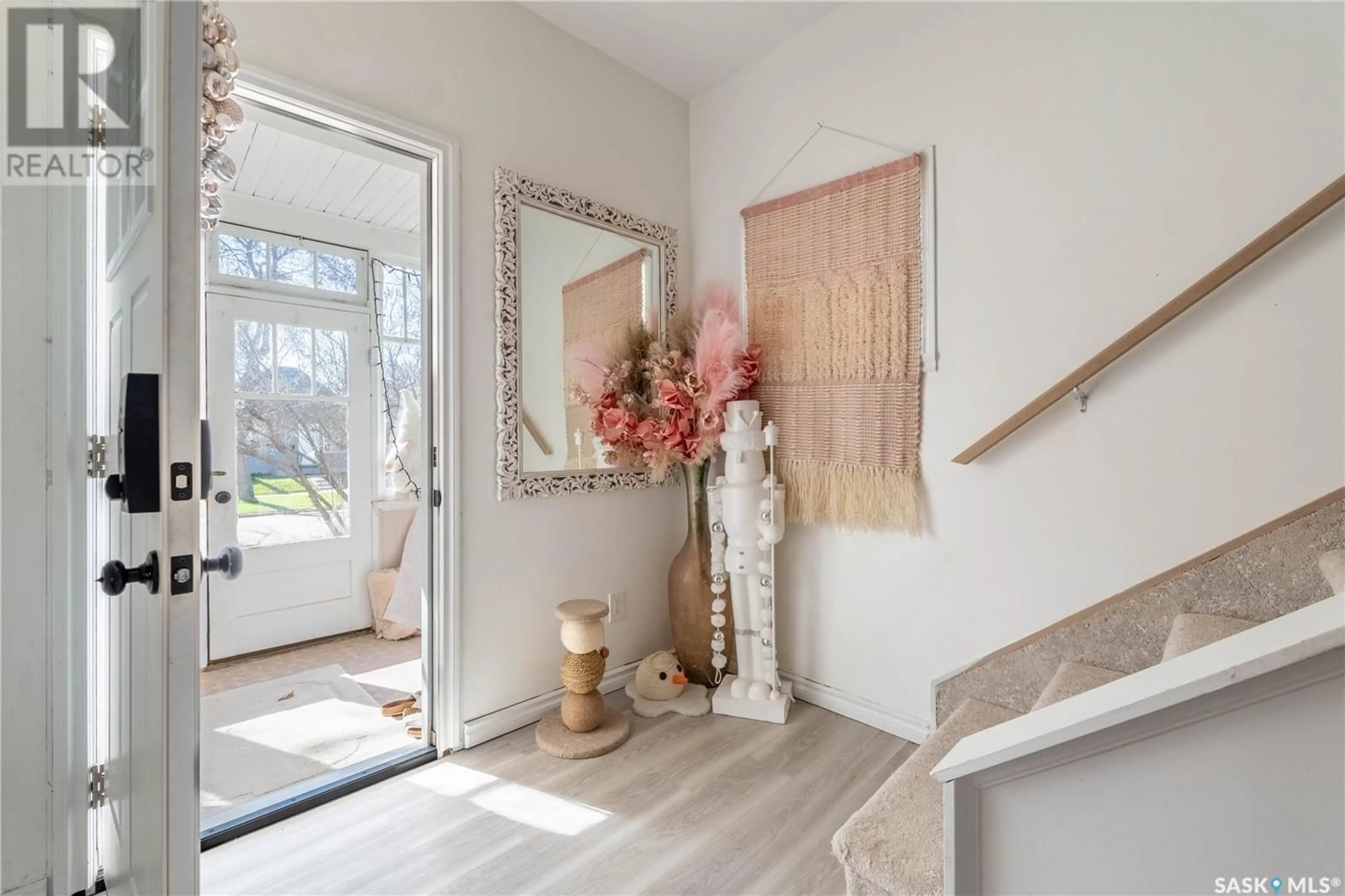 Indoor entryway for 1037 3RD AVENUE, Moose Jaw Saskatchewan S6H1E6