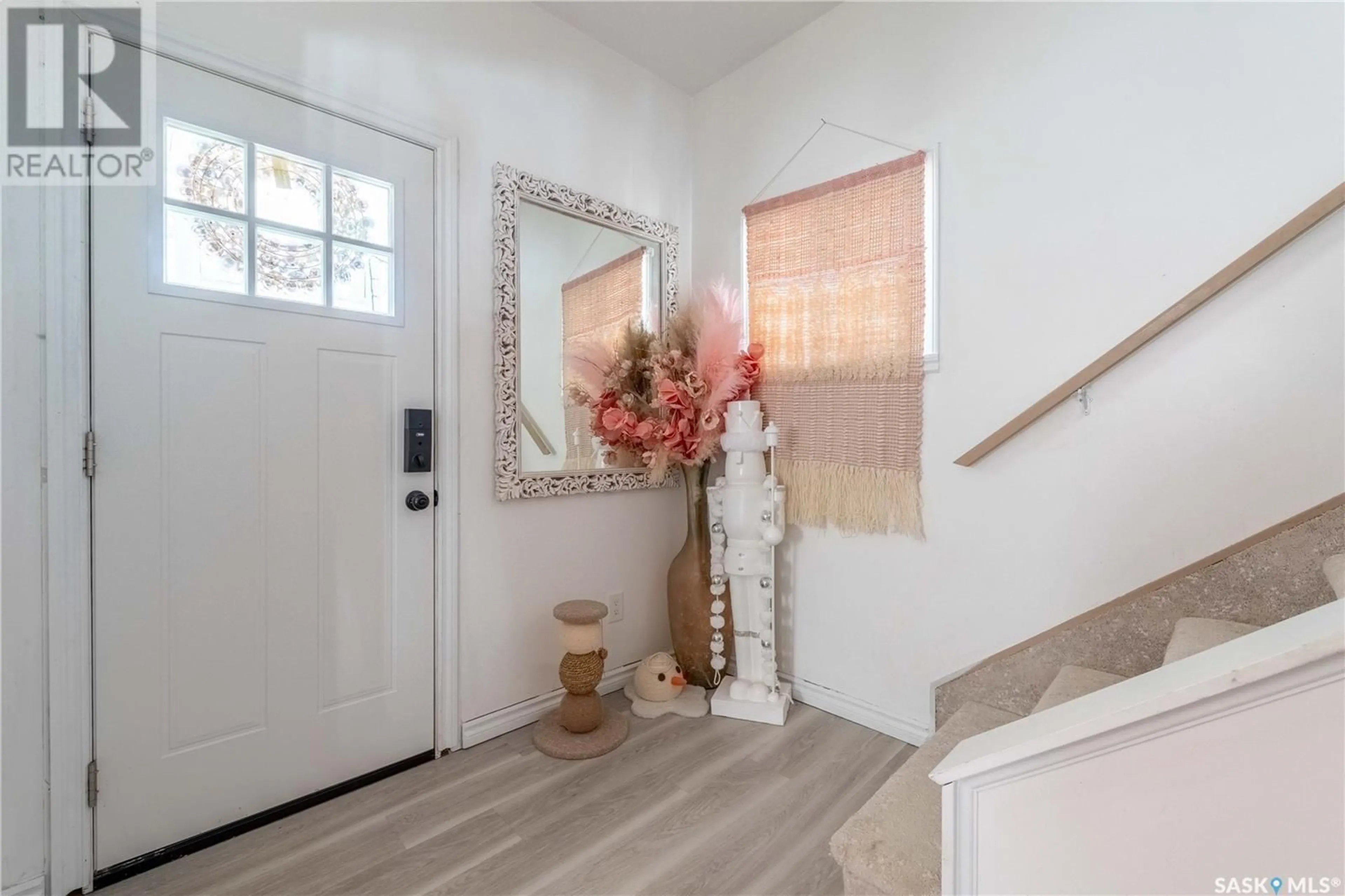 Indoor entryway for 1037 3RD AVENUE, Moose Jaw Saskatchewan S6H1E6