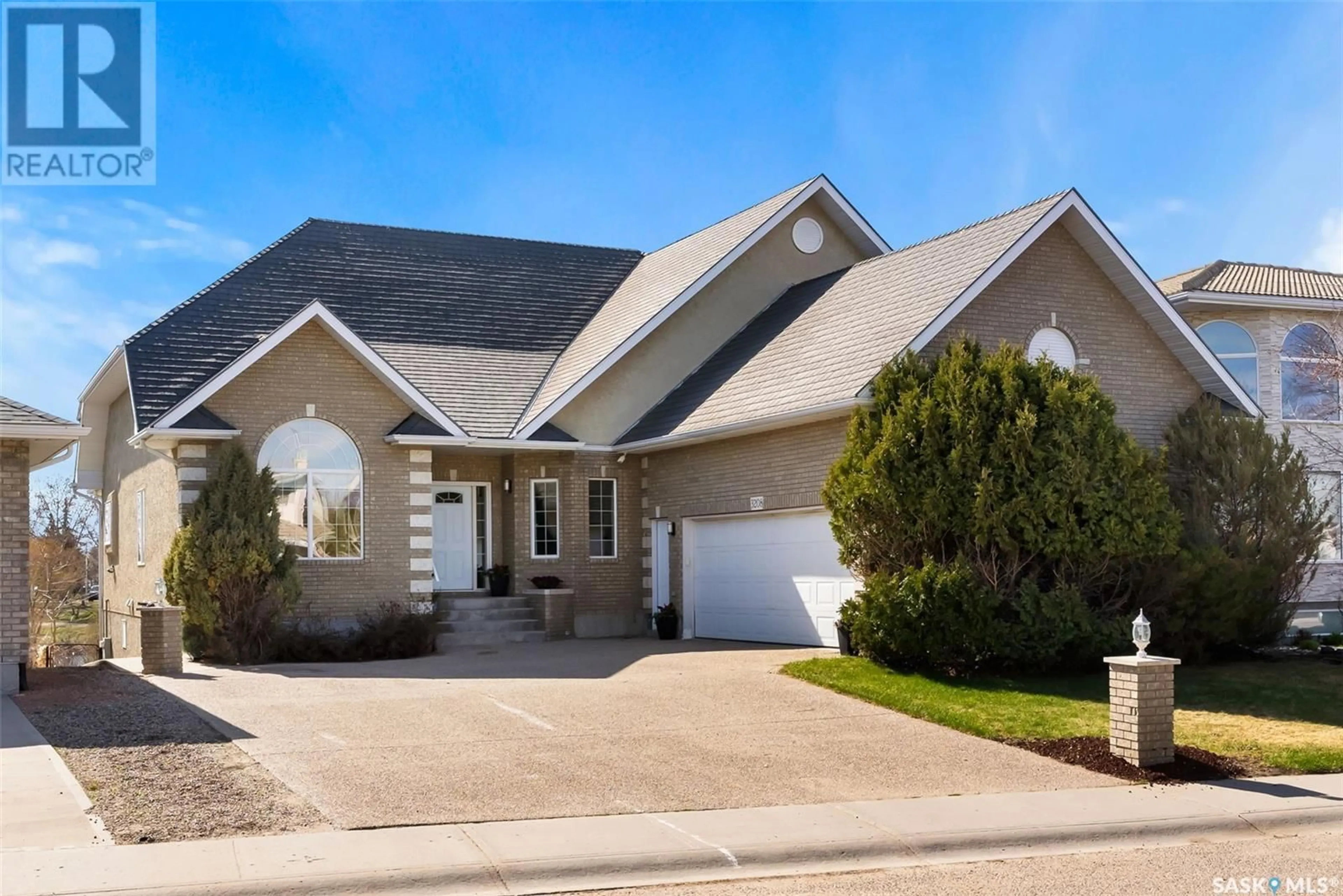 Home with vinyl exterior material, street for 3208 WINCHESTER ROAD, Regina Saskatchewan S4V2T4