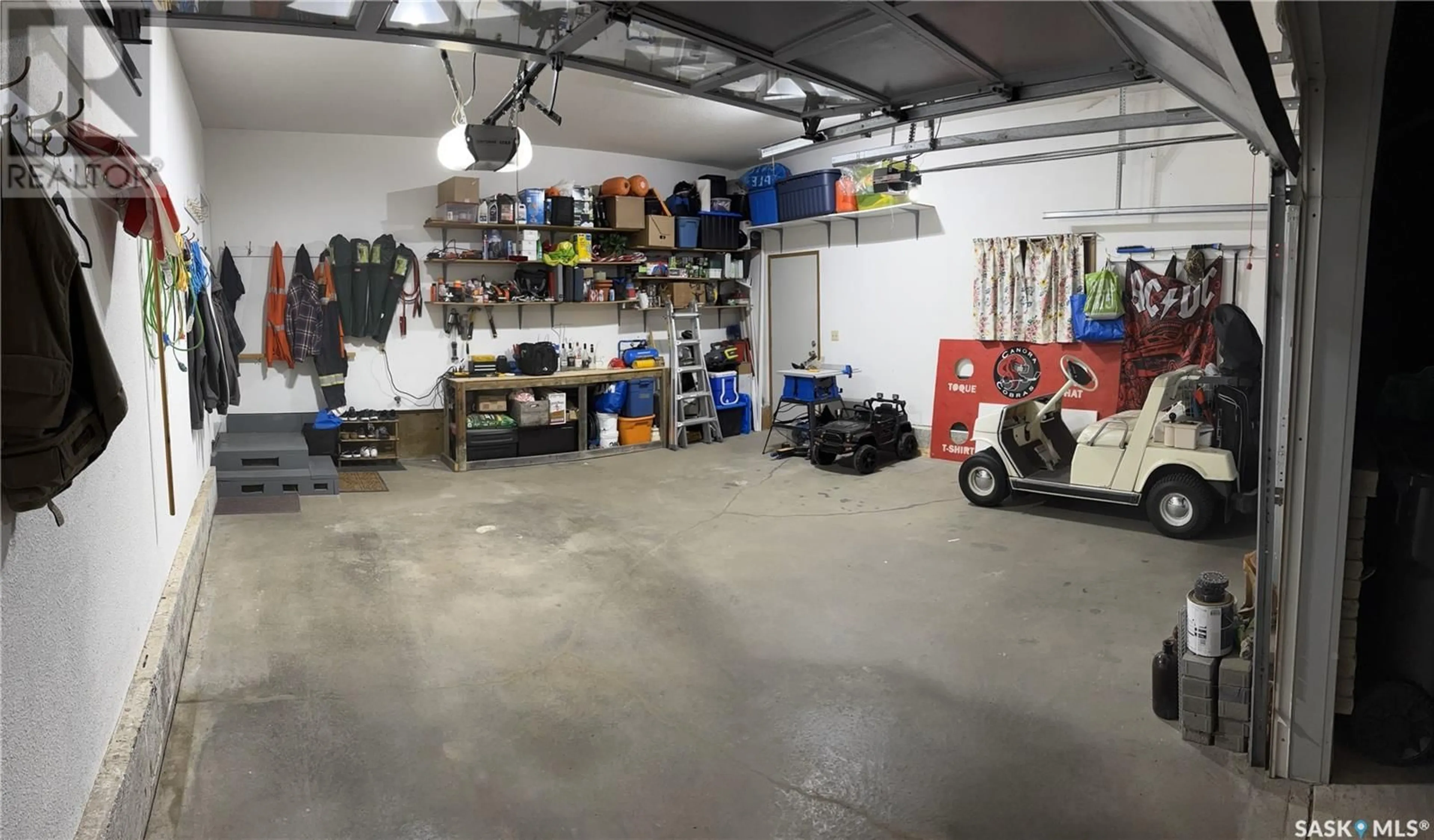 Indoor garage for 305 PARKER CRESCENT, Canora Saskatchewan S0A0L0