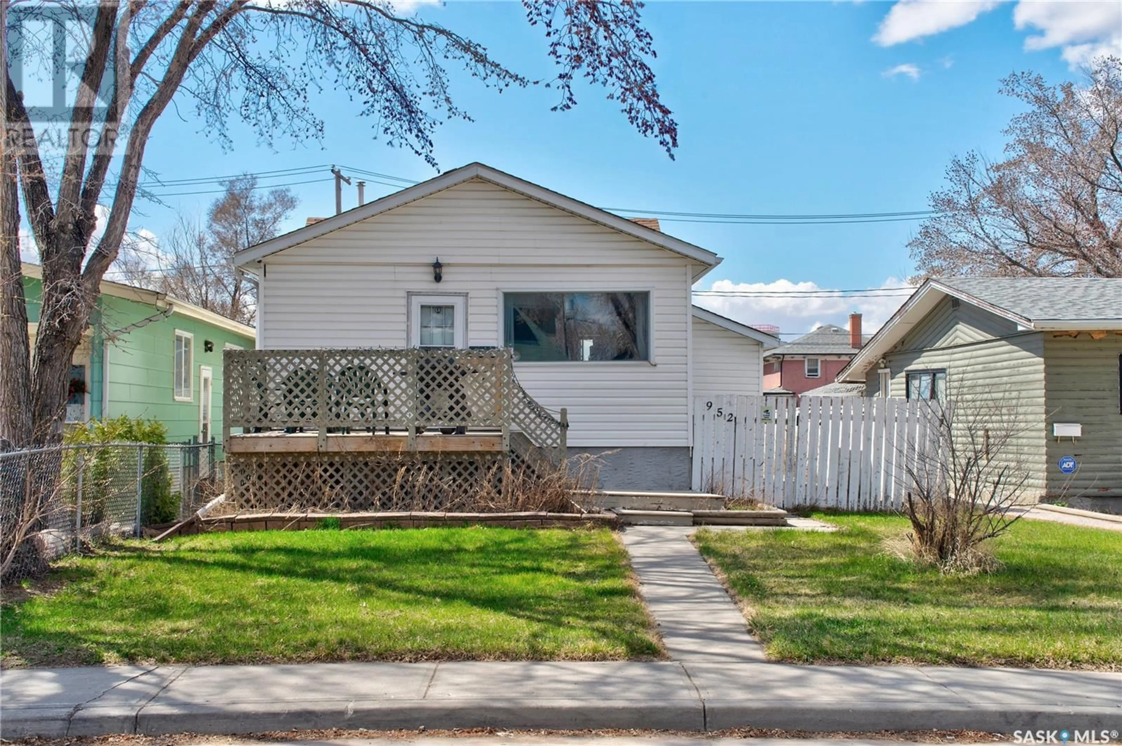 Home with vinyl exterior material, street for 952 WALLACE STREET, Regina Saskatchewan S4N3Y5