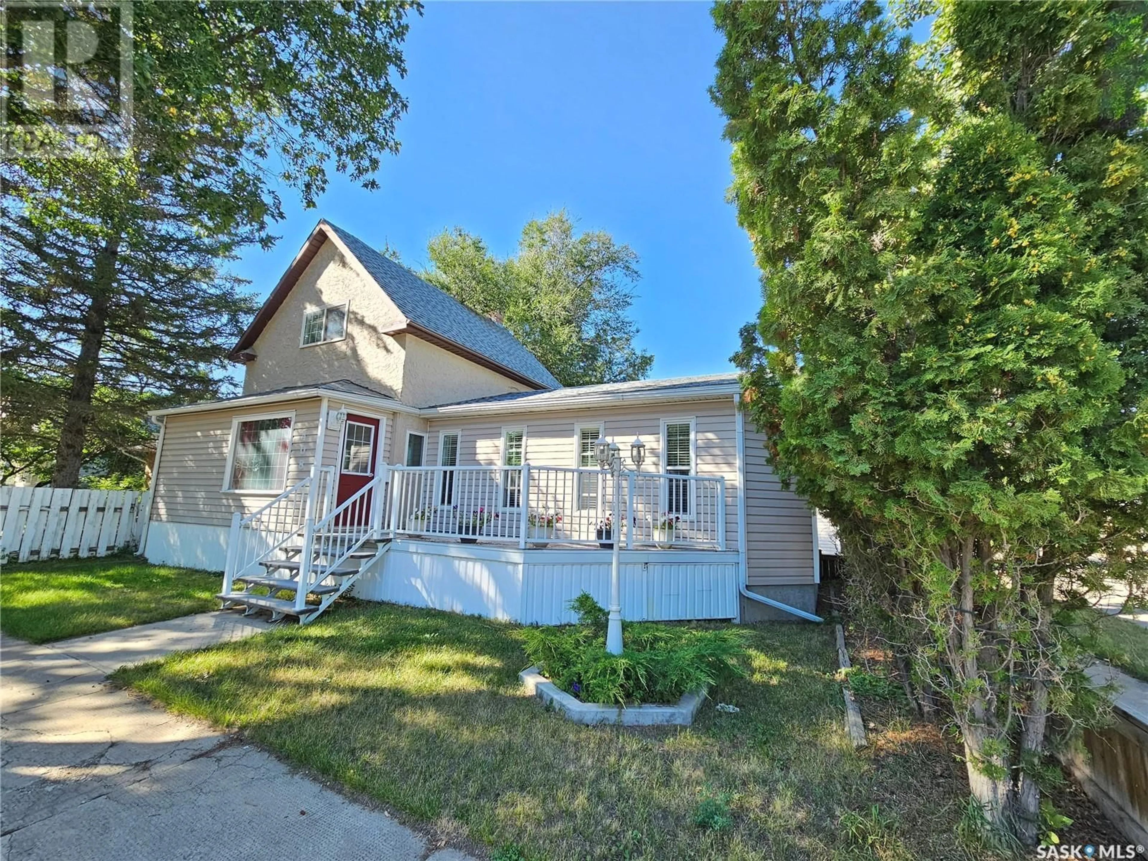 Home with vinyl exterior material, street for 408 DUFFIELD STREET, Moose Jaw Saskatchewan S6H5H8