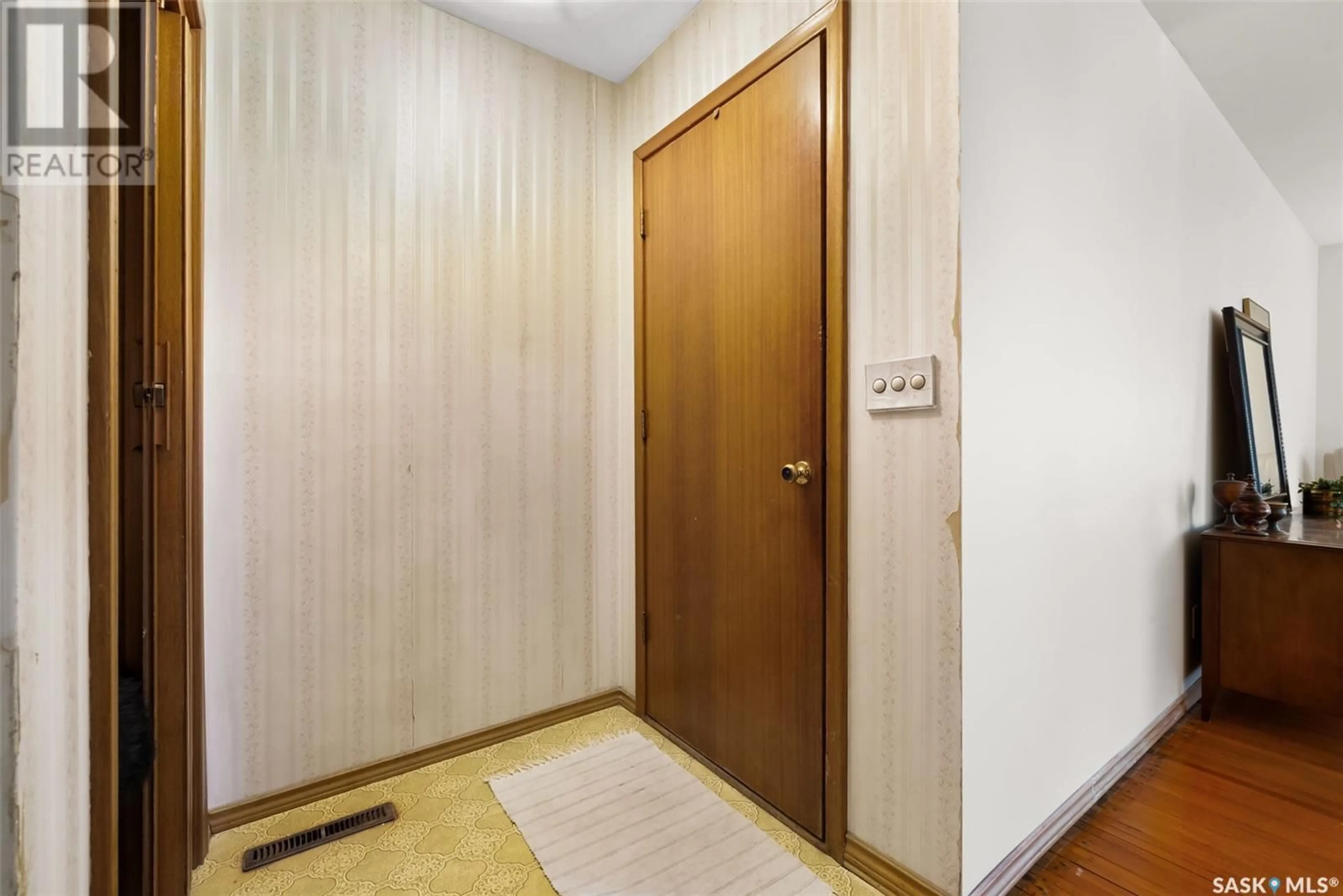 Indoor foyer for 2515 CROSS PLACE, Regina Saskatchewan S4S4C8
