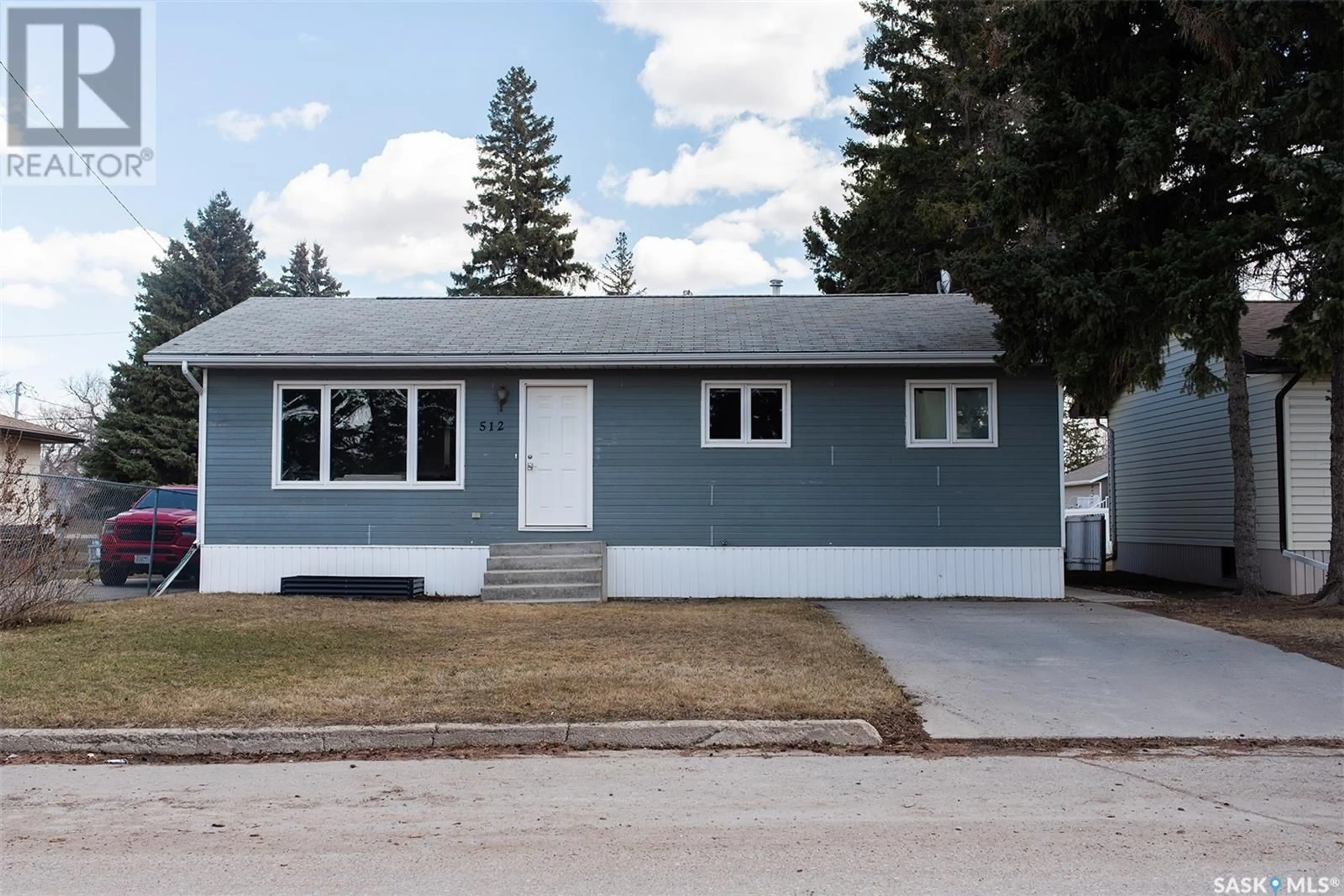 Home with vinyl exterior material, street for 512 4TH STREET, Wynyard Saskatchewan S0A4T0
