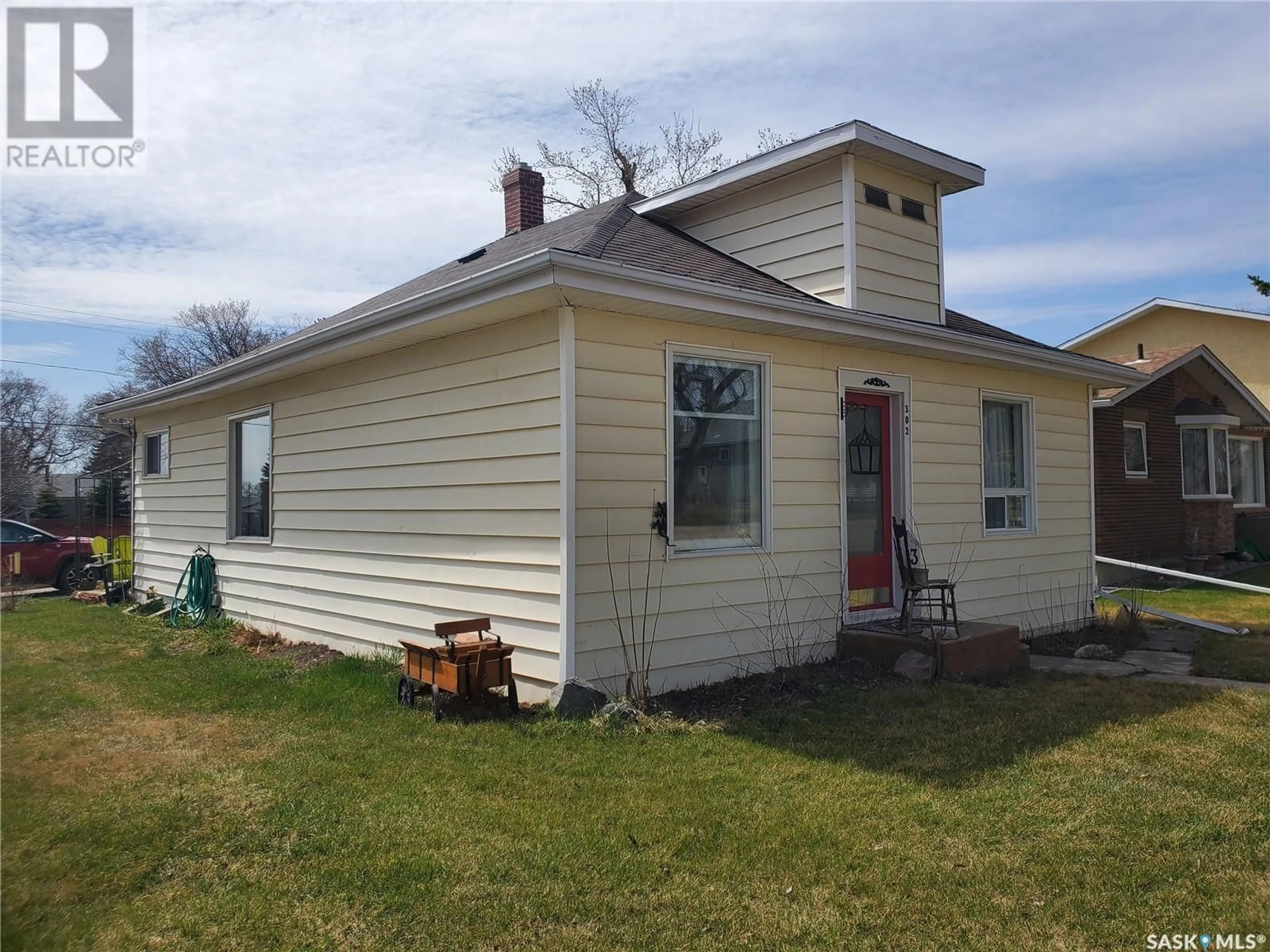 Home with vinyl exterior material, building for 302 THIRD STREET, Kamsack Saskatchewan S0A1S0