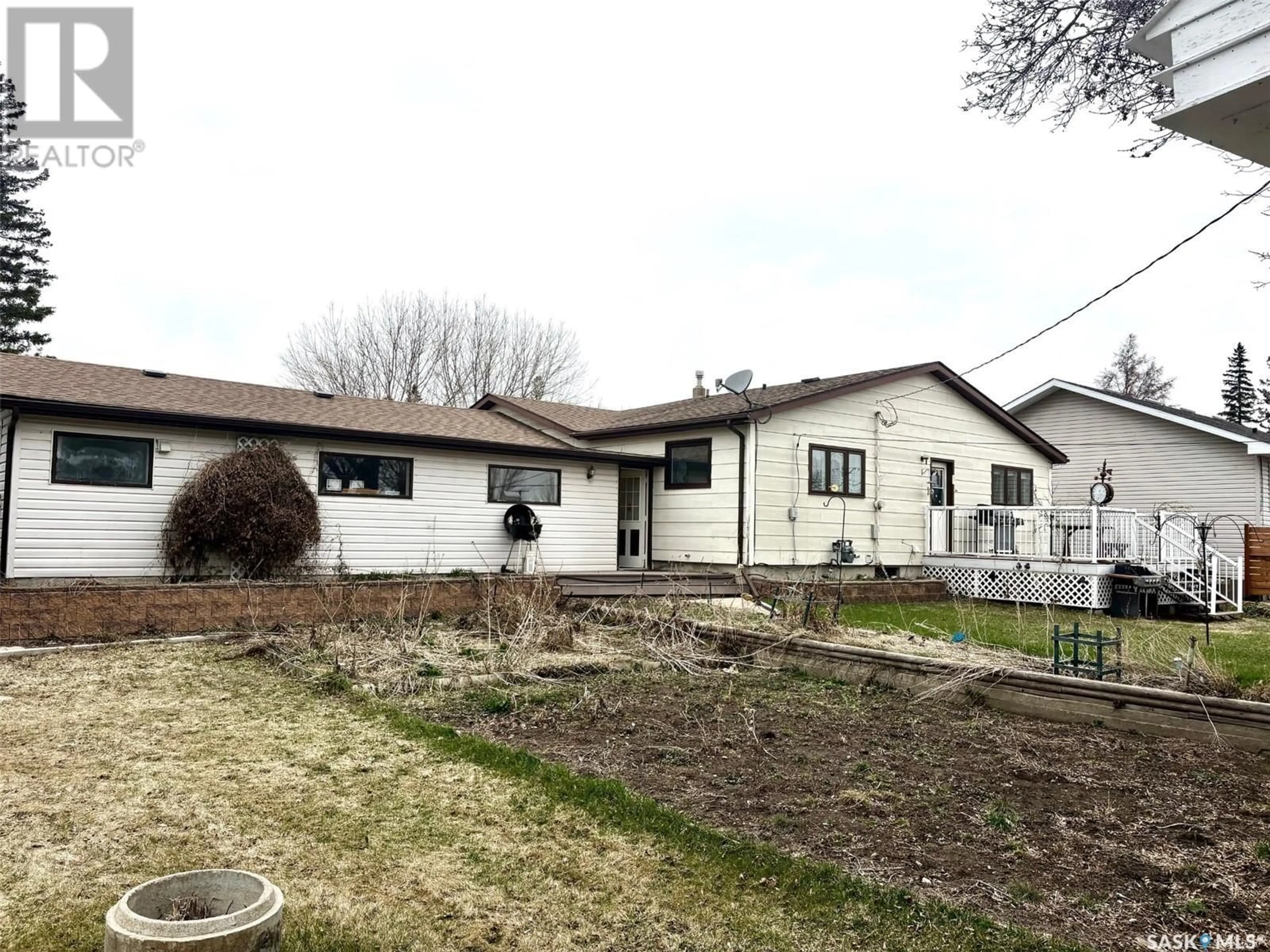 A pic from outside/outdoor area/front of a property/back of a property/a pic from drone, street for 807 ELSINORE STREET, Whitewood Saskatchewan S0G5C0