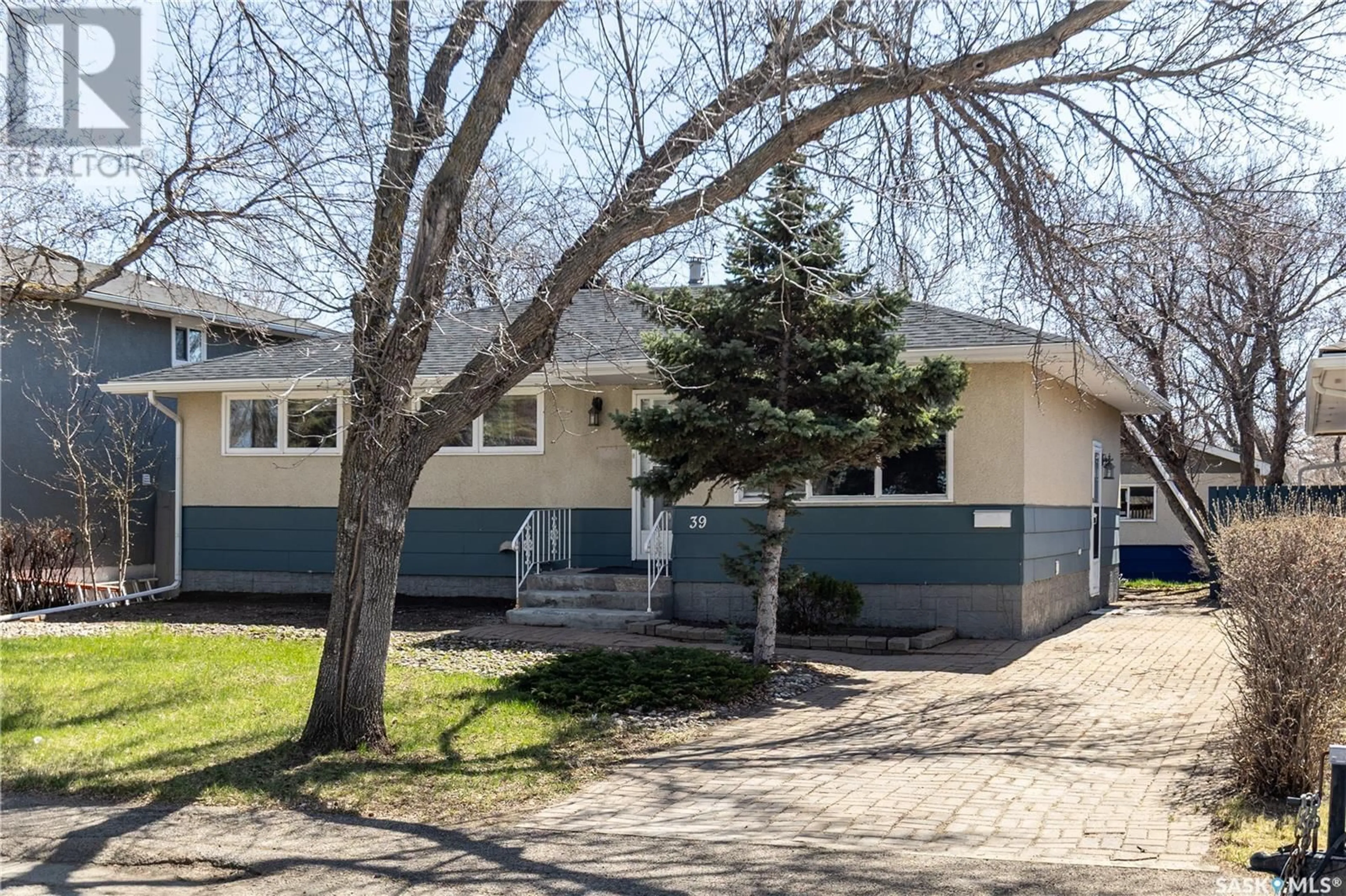 Home with vinyl exterior material, street for 39 FUHRMANN CRESCENT, Regina Saskatchewan S4R5S4