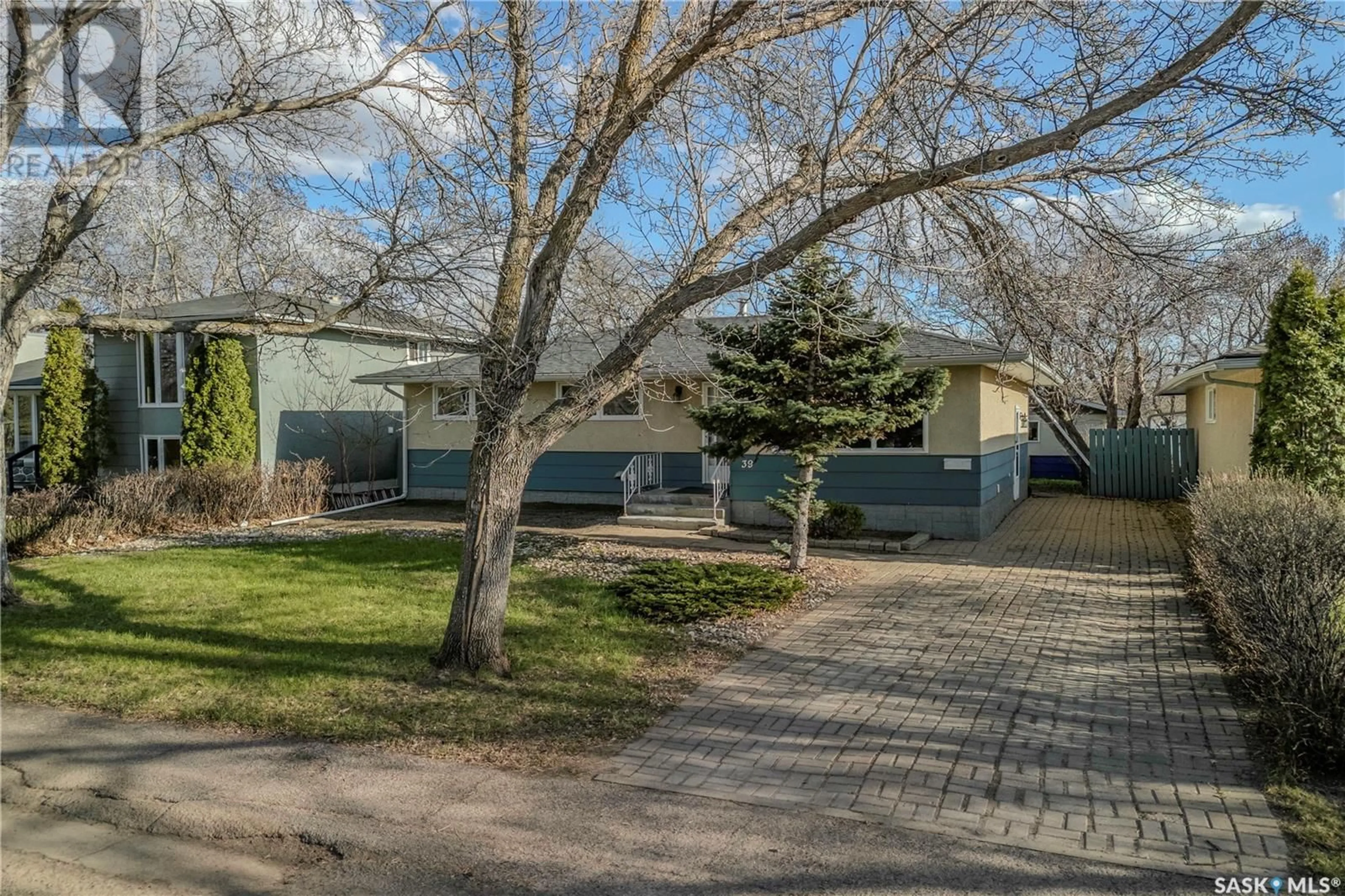 A pic from outside/outdoor area/front of a property/back of a property/a pic from drone, street for 39 FUHRMANN CRESCENT, Regina Saskatchewan S4R5S4