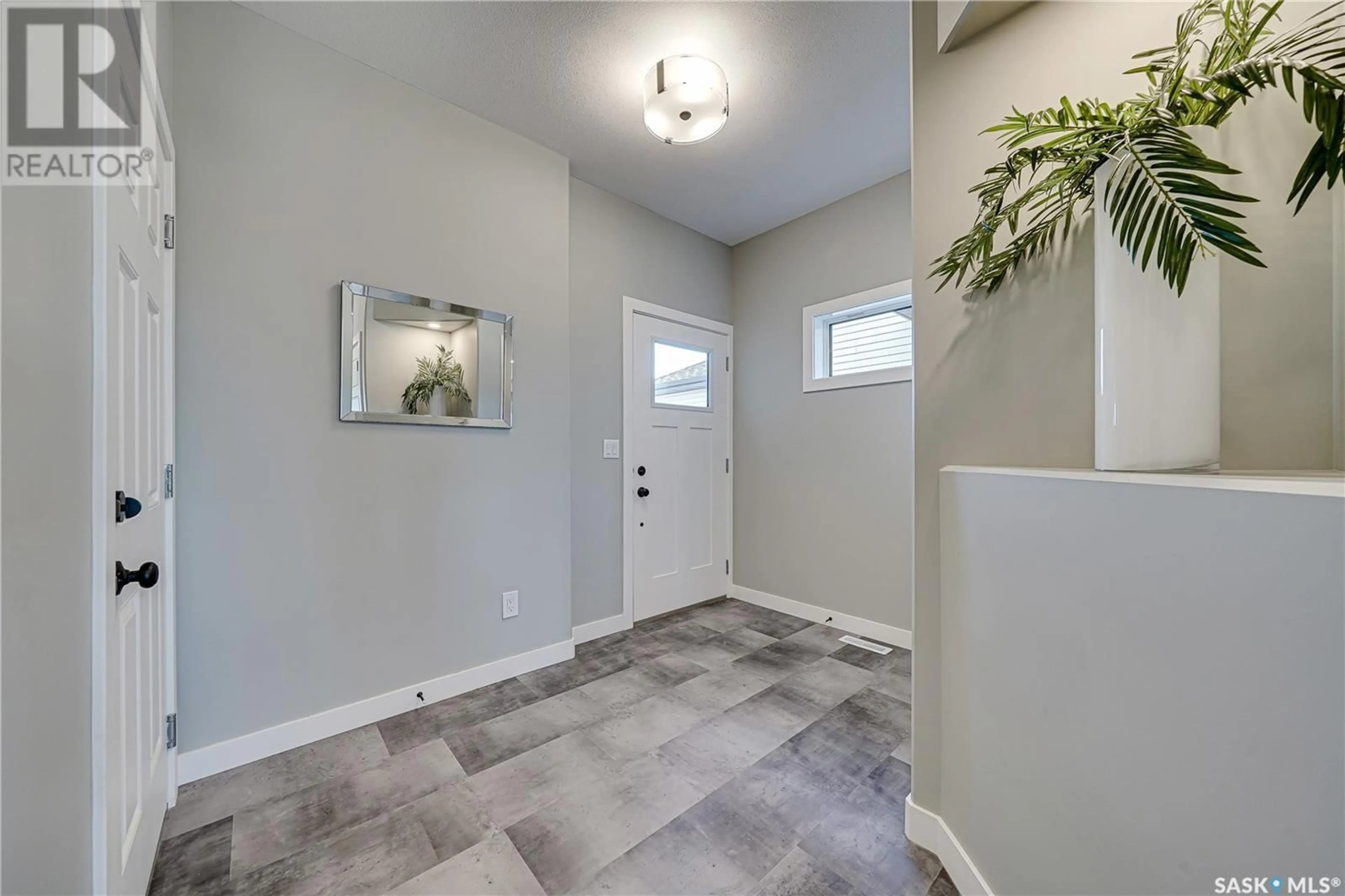 Indoor entryway for 202 ANTONINI COURT, Saskatoon Saskatchewan S7L7P3