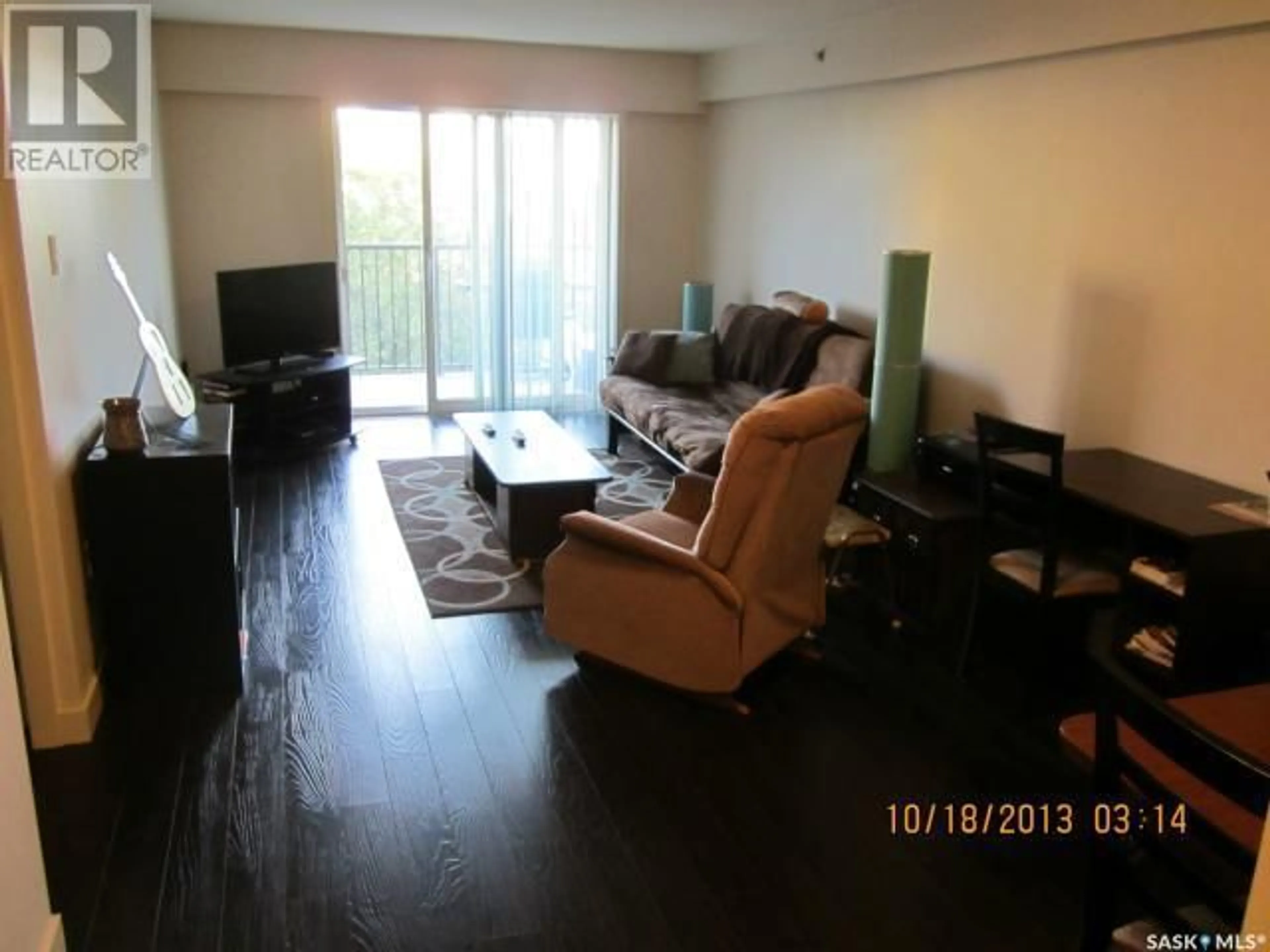 Living room with furniture, wood/laminate floor for N - 504 537 4TH AVENUE, Saskatoon Saskatchewan S7K2M6