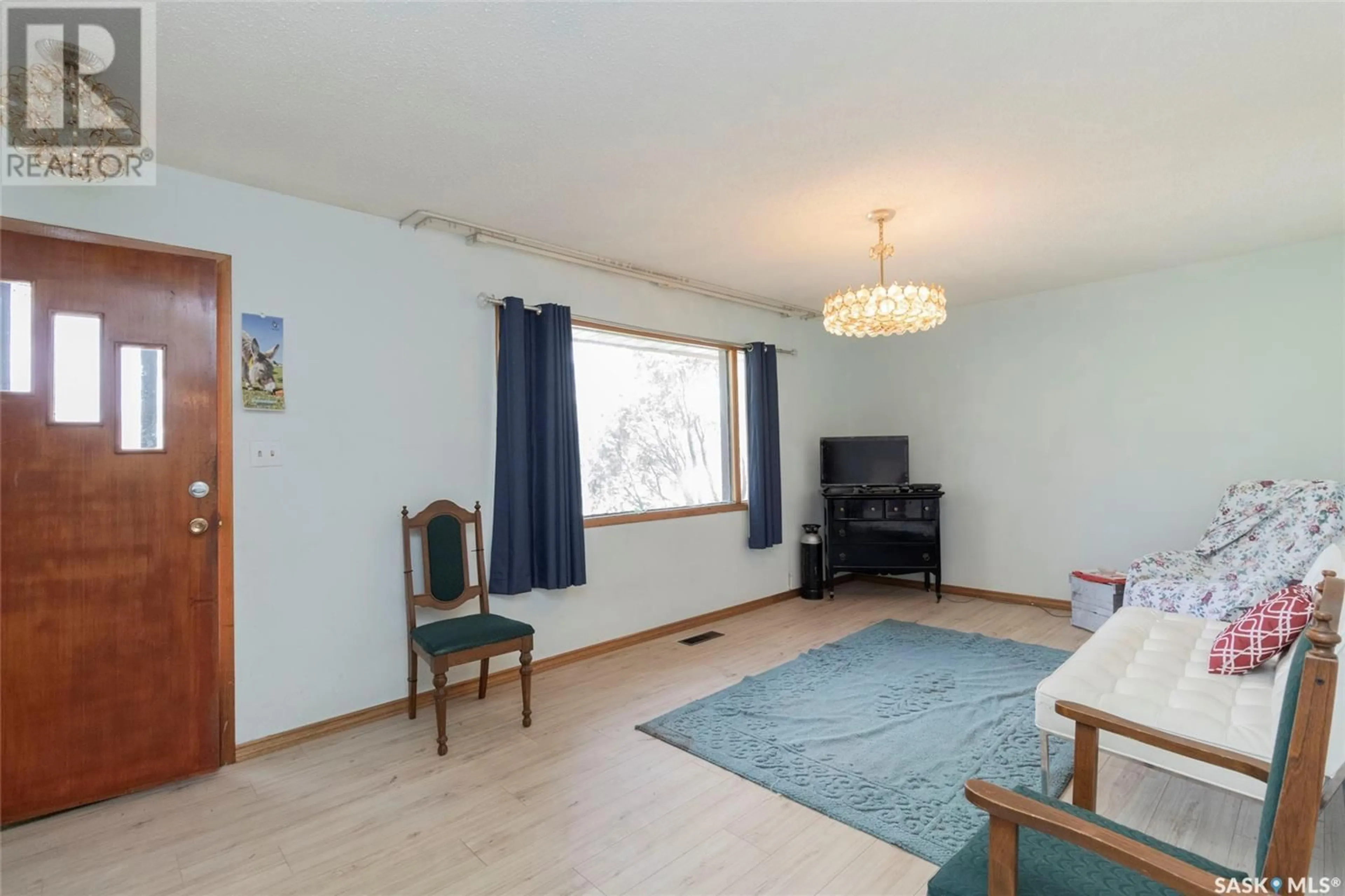 Living room with furniture, wood/laminate floor for S - 2414 PRESTON AVENUE, Saskatoon Saskatchewan S7J2G4