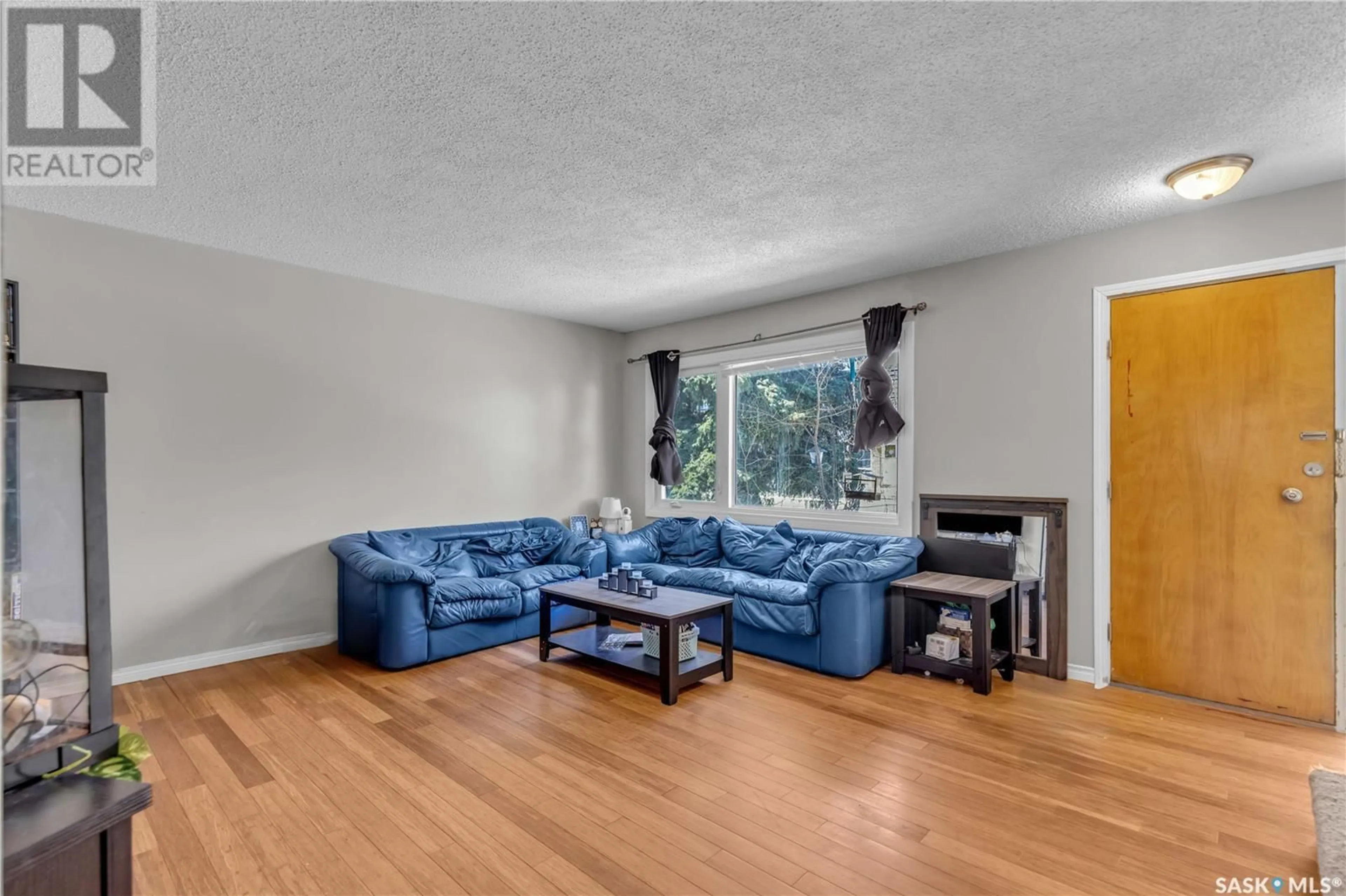 Living room with furniture, unknown for 7 120 ACADIA DRIVE, Saskatoon Saskatchewan S7H3V2