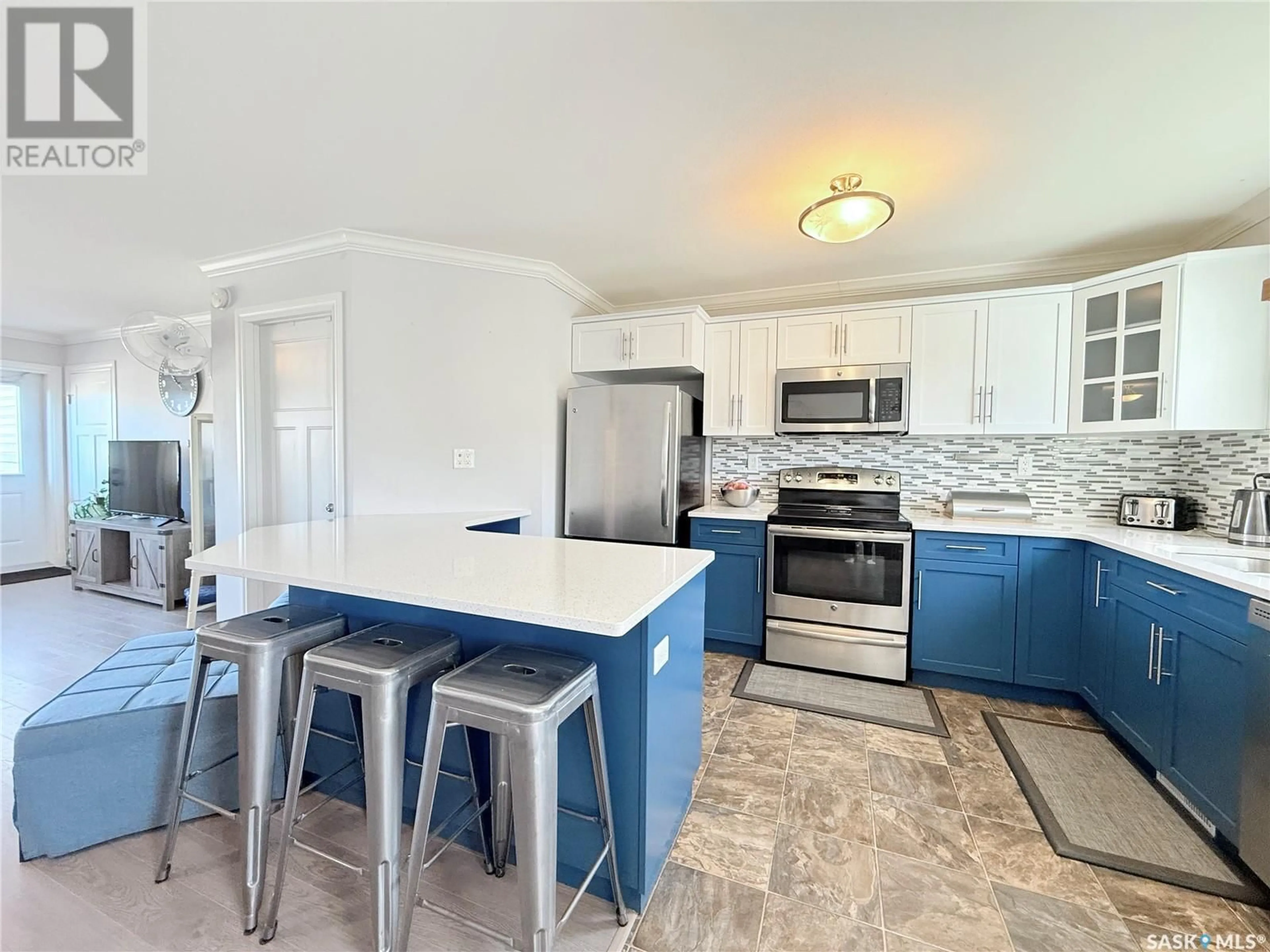 Open concept kitchen, ceramic/tile floor for 110 225 HASSARD CLOSE, Saskatoon Saskatchewan S7L2W8