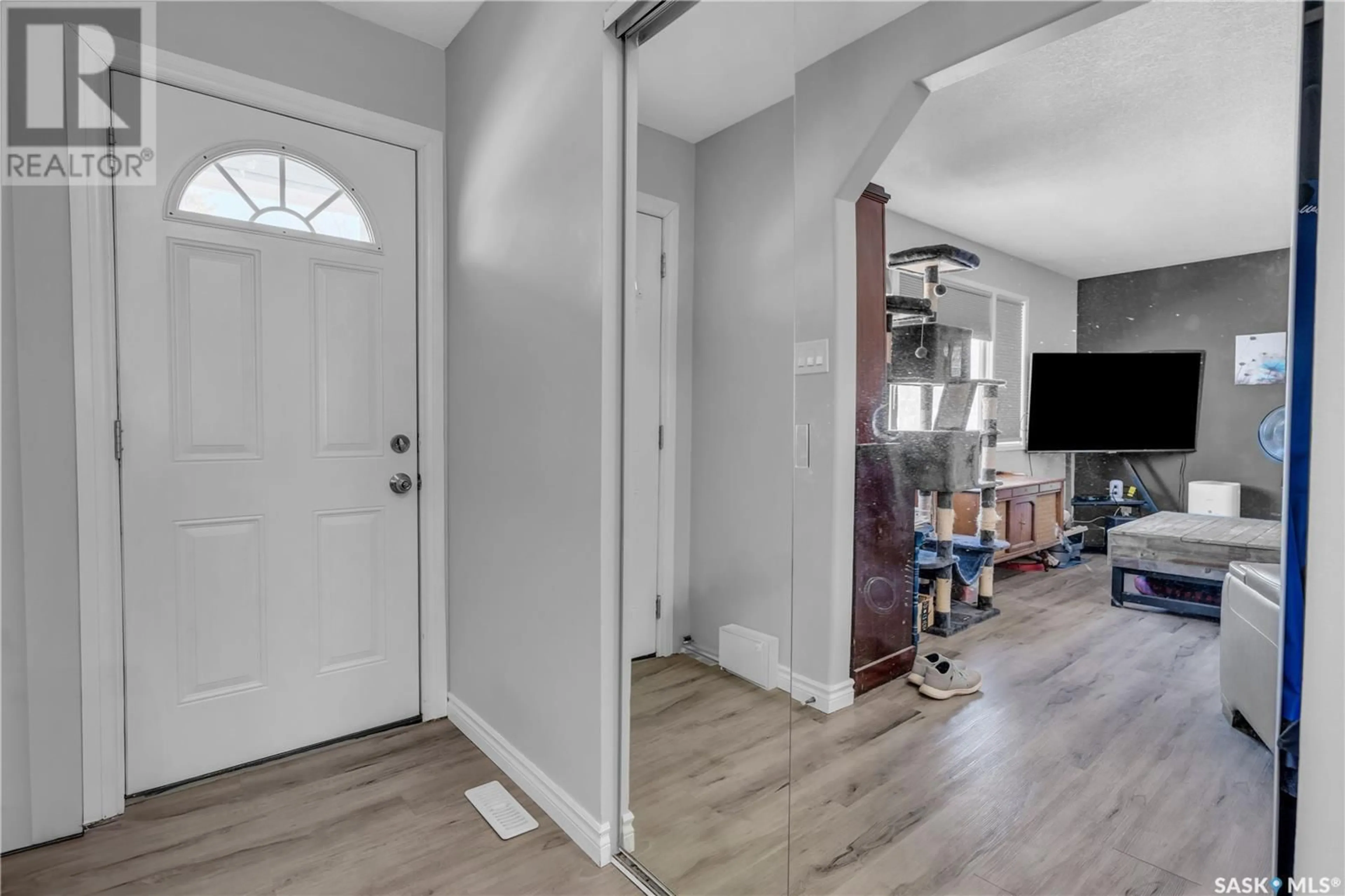 Indoor entryway for 105 BORLASE CRESCENT, Regina Saskatchewan S4N4G8