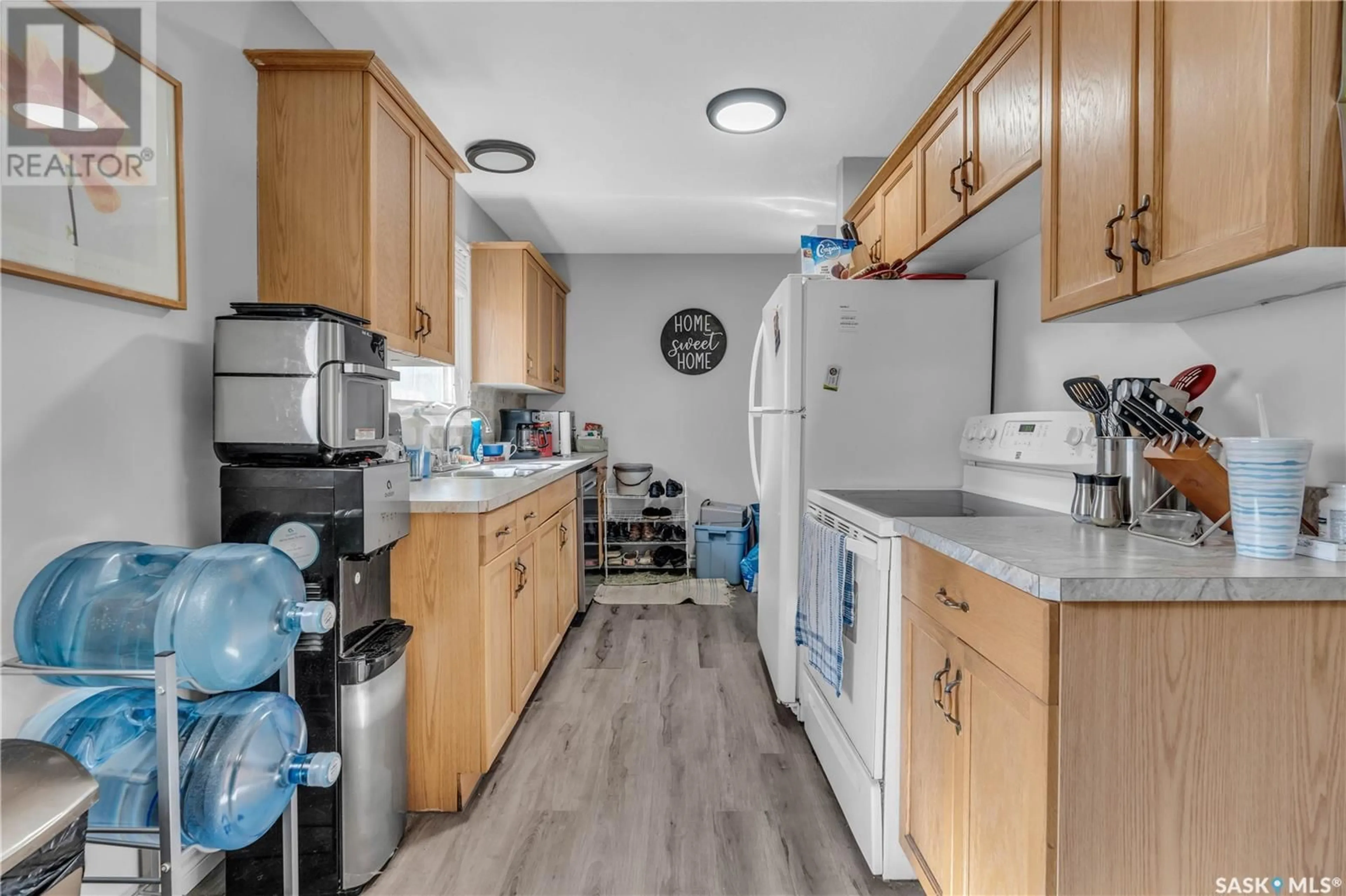 Standard kitchen, unknown for 105 BORLASE CRESCENT, Regina Saskatchewan S4N4G8