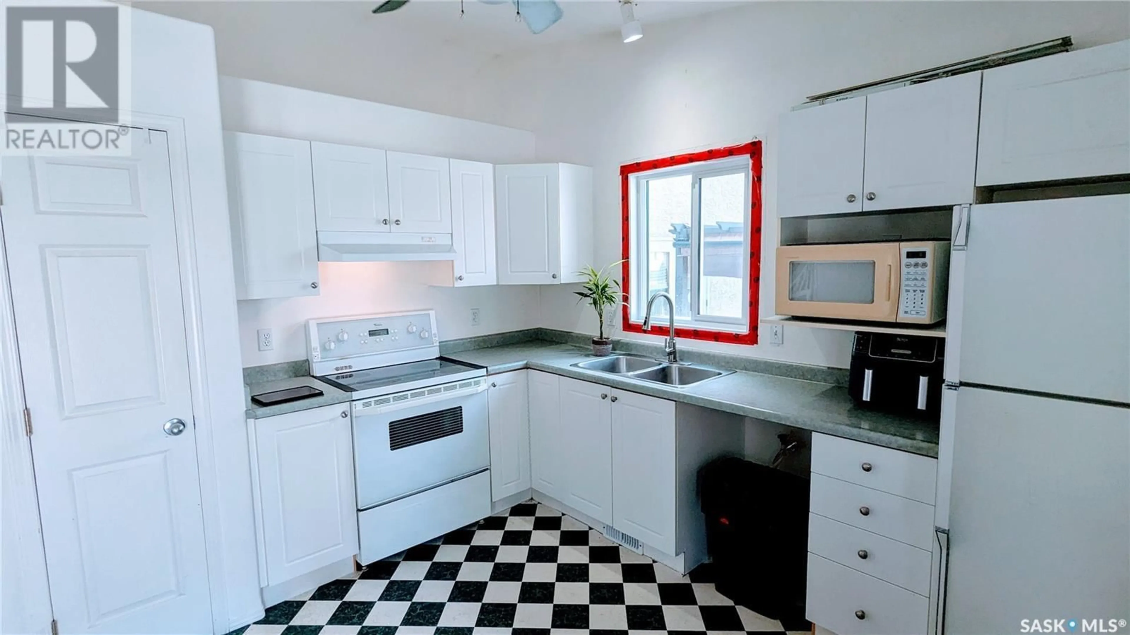 Standard kitchen, ceramic/tile floor for 227 KONIHOWSKI ROAD, Saskatoon Saskatchewan S7S1B2