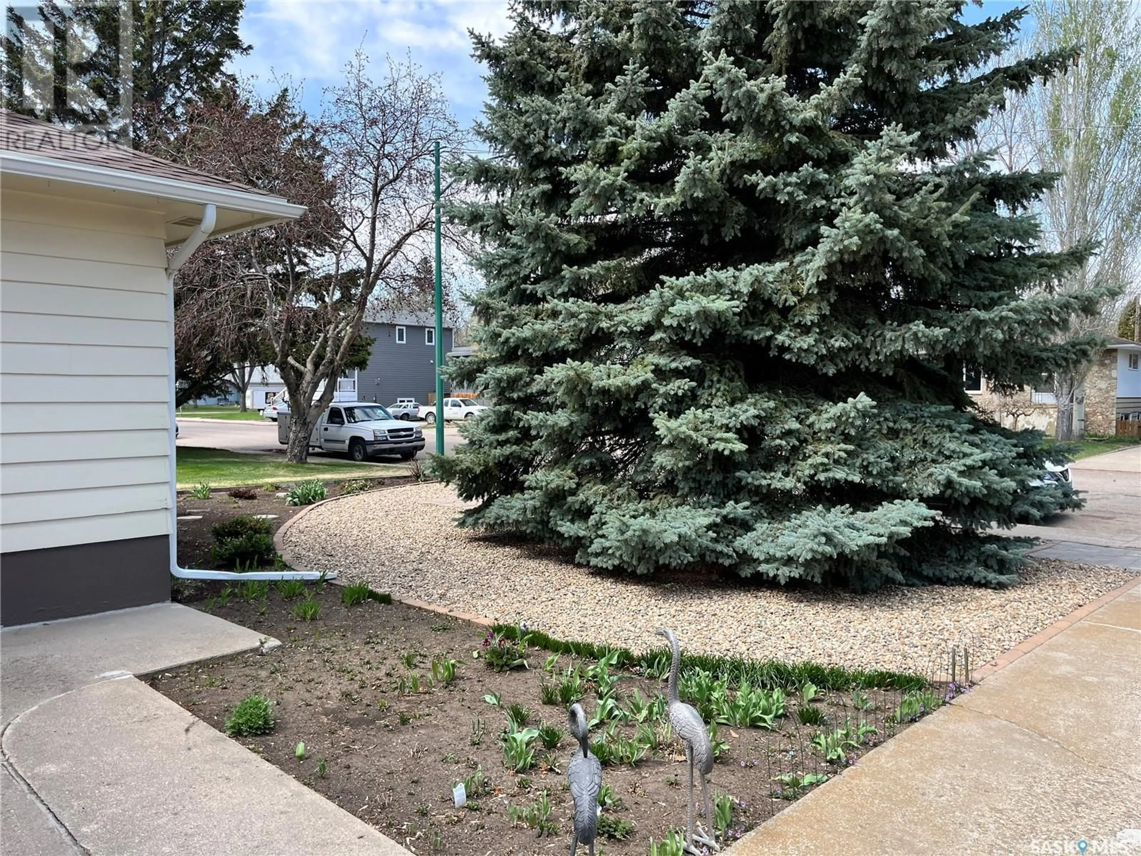 A pic from outside/outdoor area/front of a property/back of a property/a pic from drone, street for 314 ADELAIDE STREET E, Saskatoon Saskatchewan S7J0H7