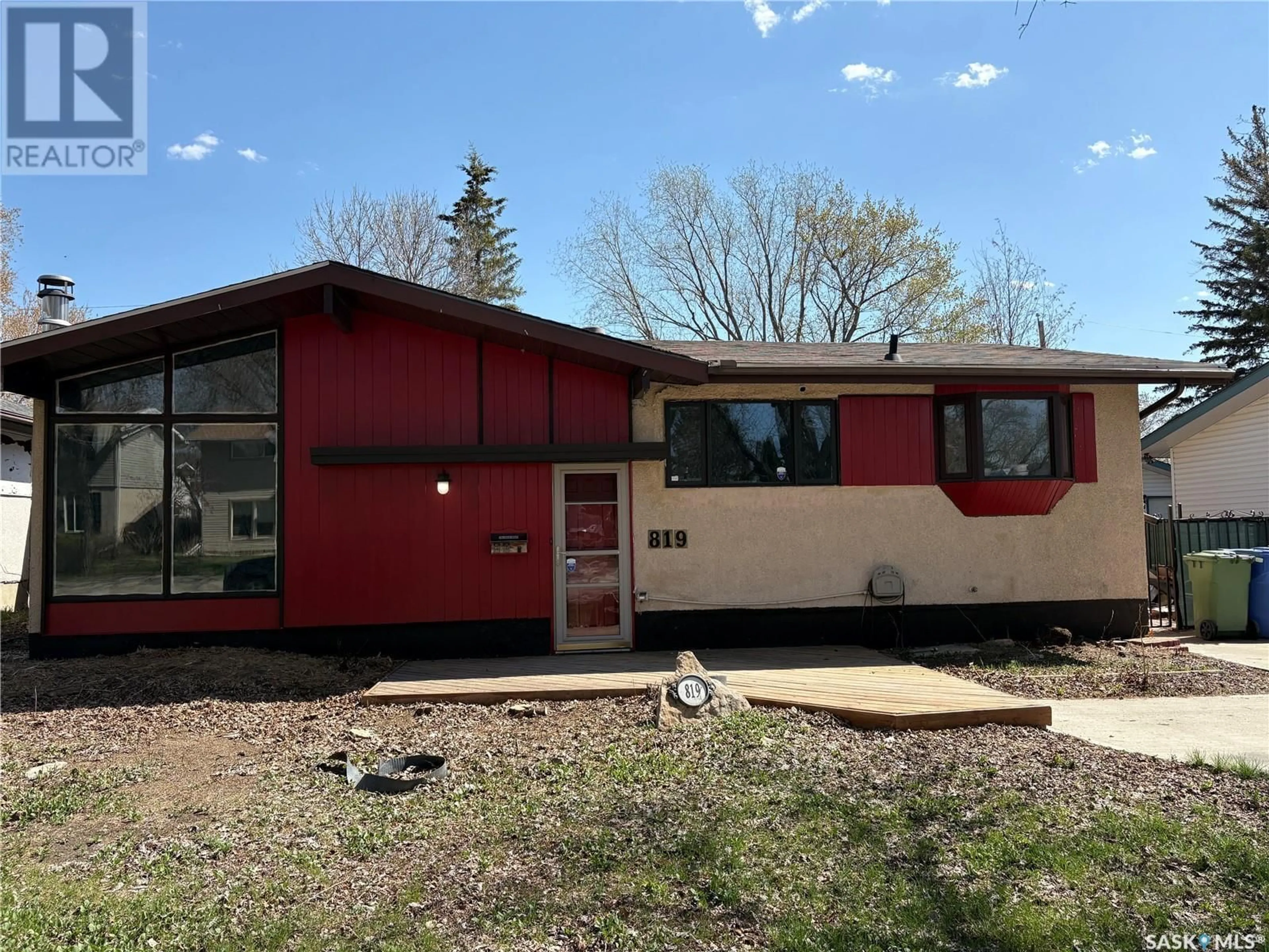 Home with vinyl exterior material, street for 819 SHANNON ROAD, Regina Saskatchewan S4S5K1